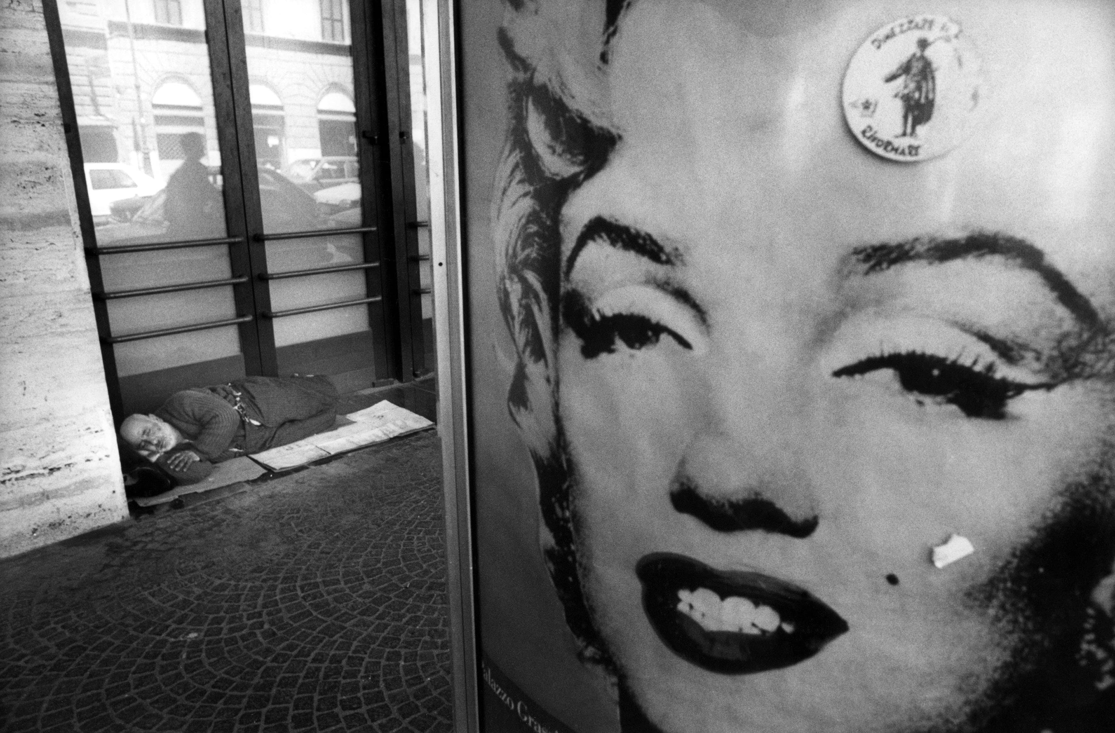 1993. Homeless all'entrata della stazione © Foto Contrasto