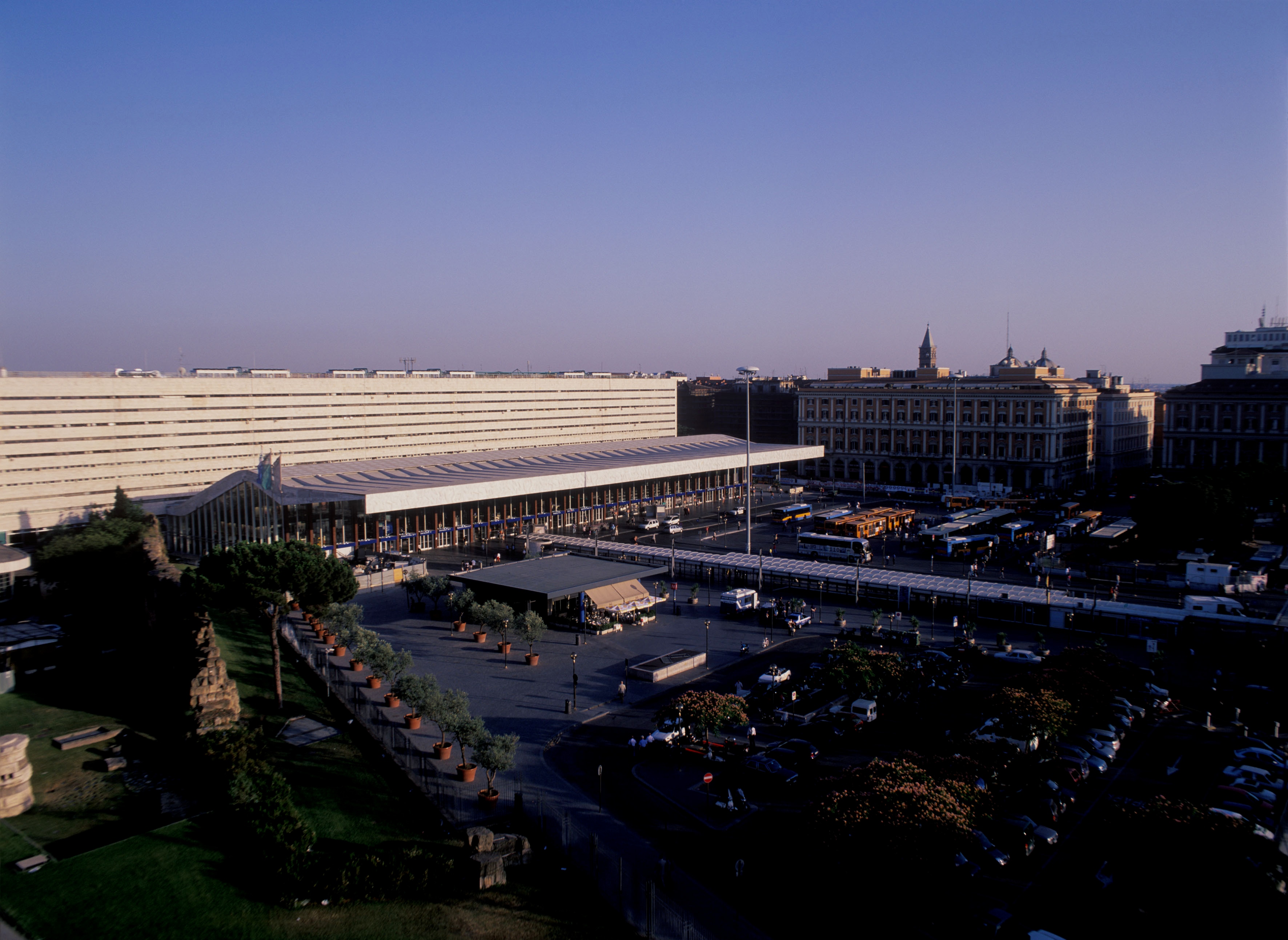 2000. Piazza dei Cinquecento, veduta di Stazione Termini © Foto Contrasto