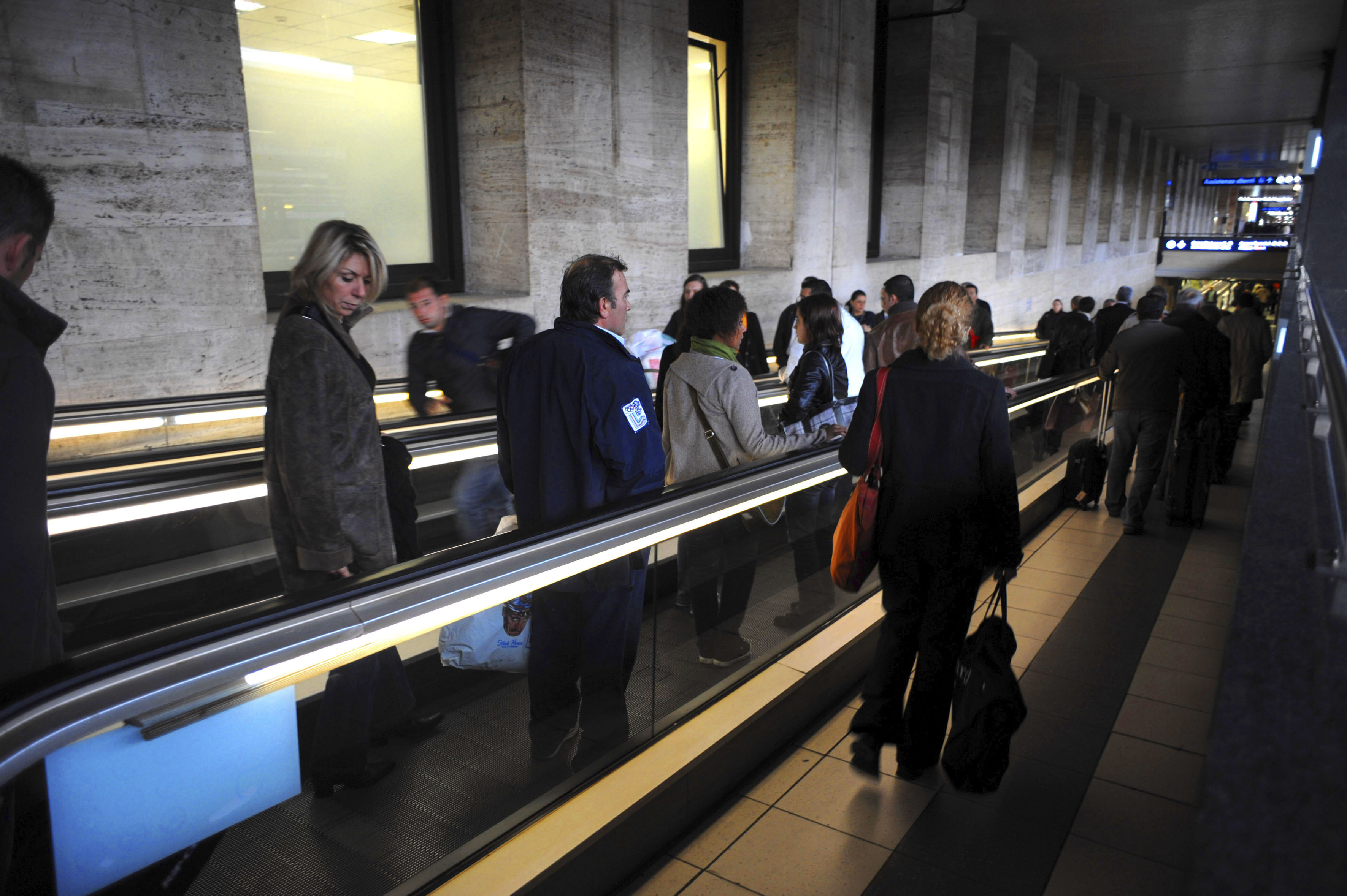 2008. Tapis roulant per raggiungere i binari 27 e 28 della tratta Termini Fiumicino © Foto Contrasto