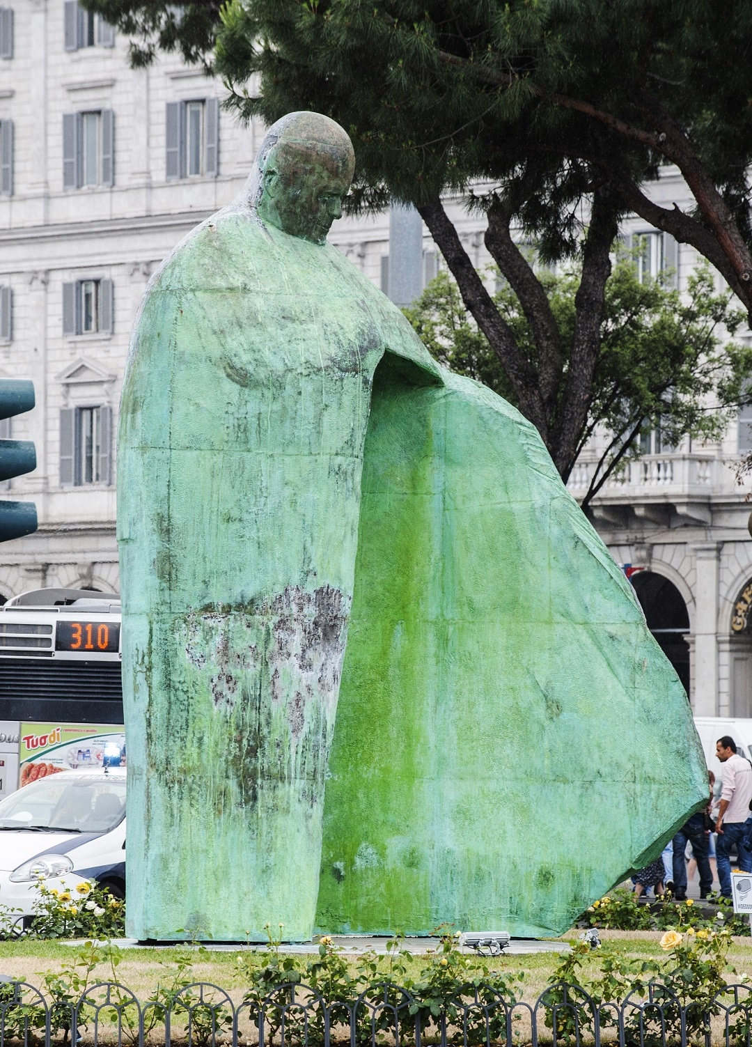 2015. Statua di Giovanni Paolo II, opera di Oliviero Rinaldi, inaugurata nel 2011 © Foto Contrasto