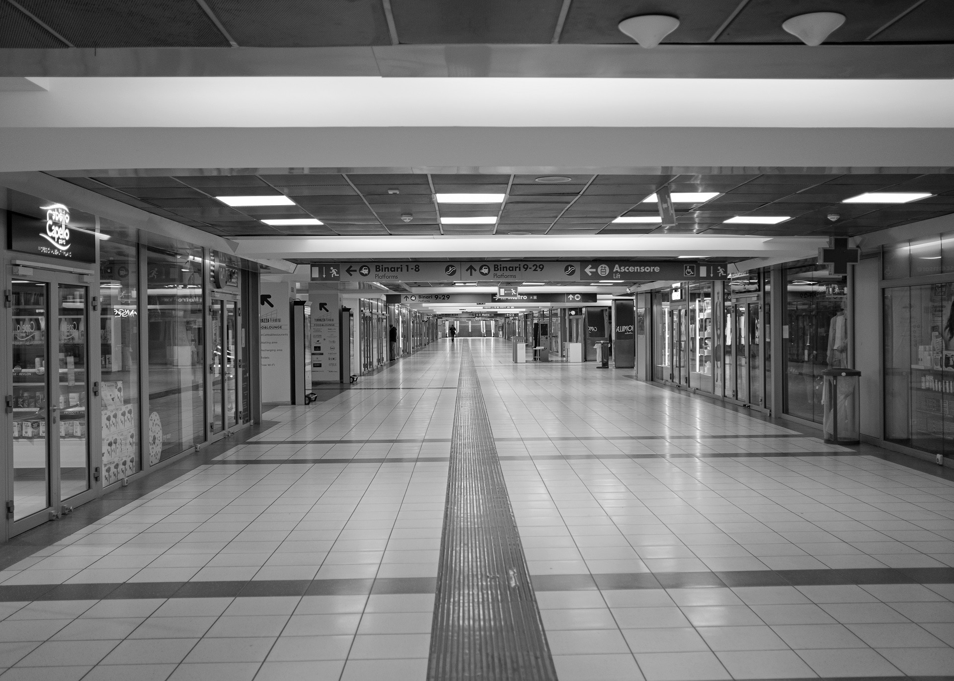 2020. Veduta dello spazio commerciale sotterraneo Forum Termini, completamente vuoto per Coronavirus © Foto Contrasto 