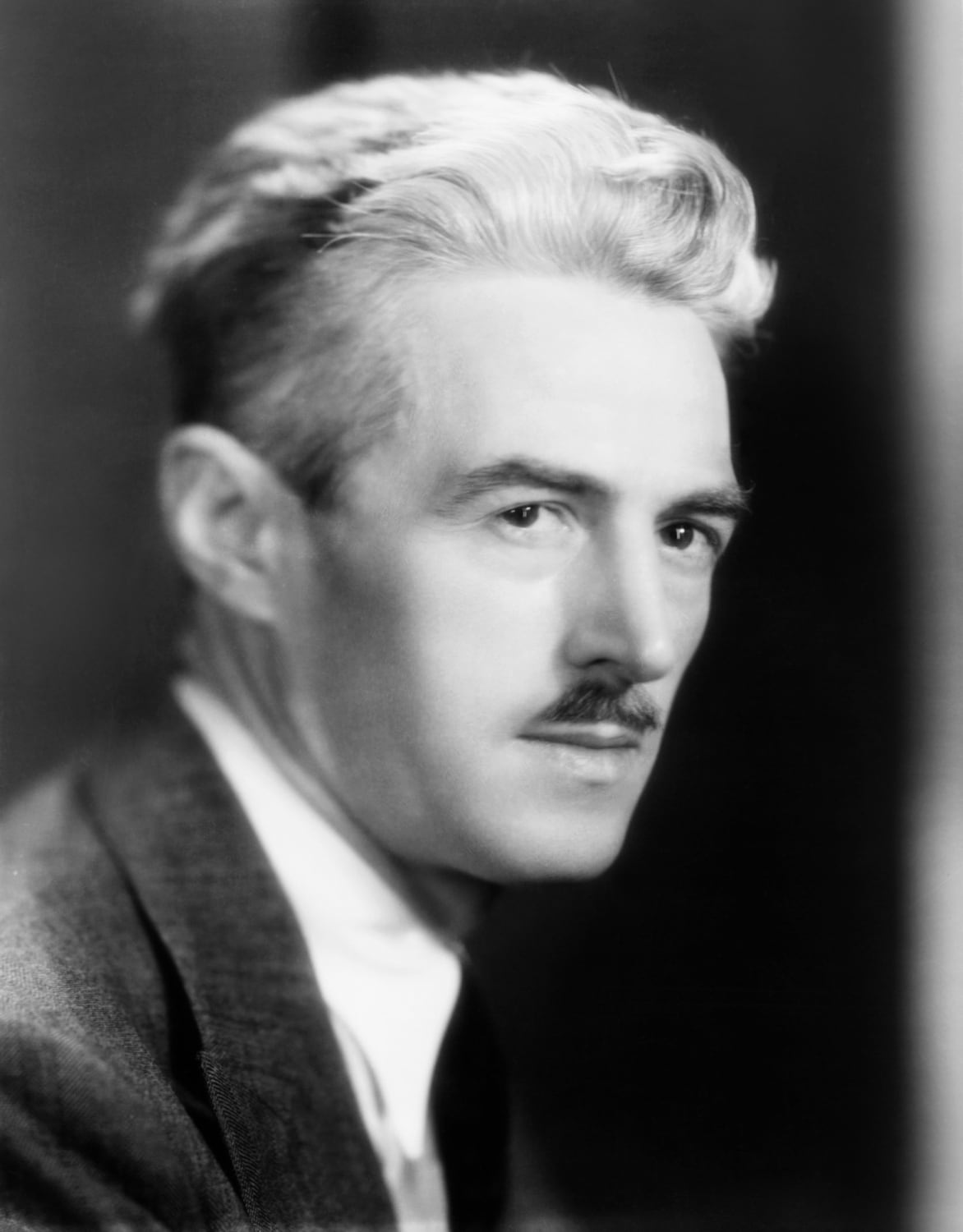 “Nella miscelazione la cosa più importante è il ritmo: il Manhattan va mescolato al ritmo di fox-trot, il Bronx al ritmo di un two-step, ma il Martini va sempre mescolato a ritmo di valzer” - Dashiell Hammett