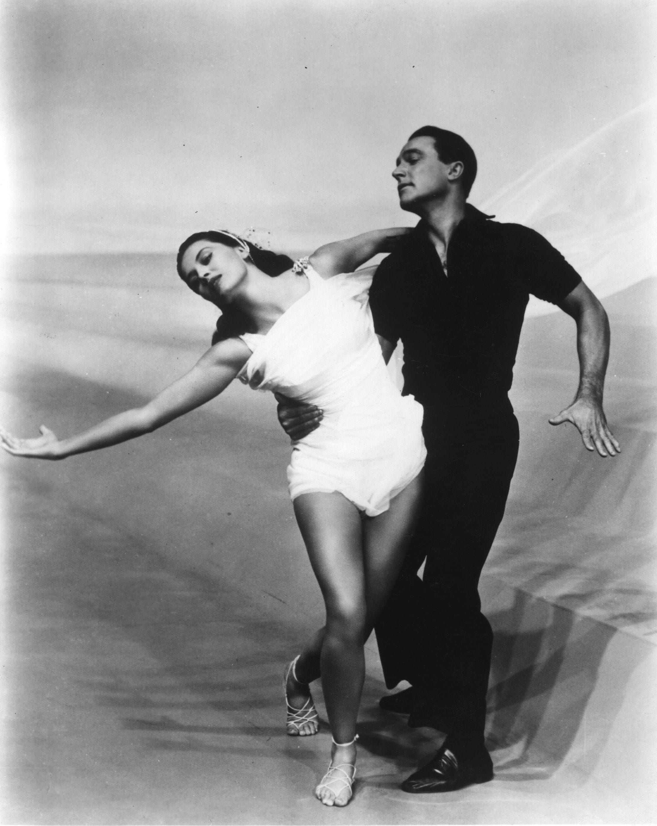 Con l'attrice e ballerina Cyd Charisse nel 1952