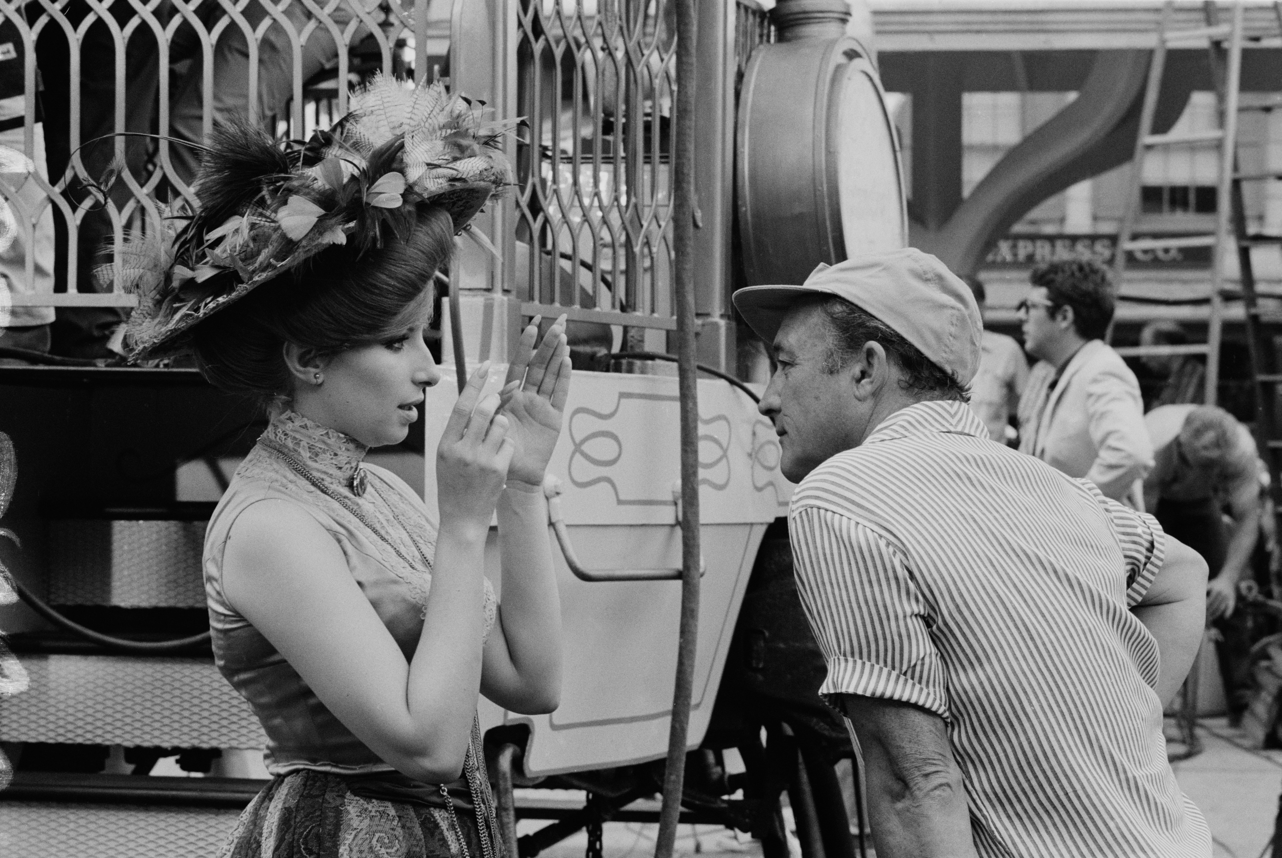 Sul set del musical Hello Dolly, di cui firma la regia, con con Barbra Streisand