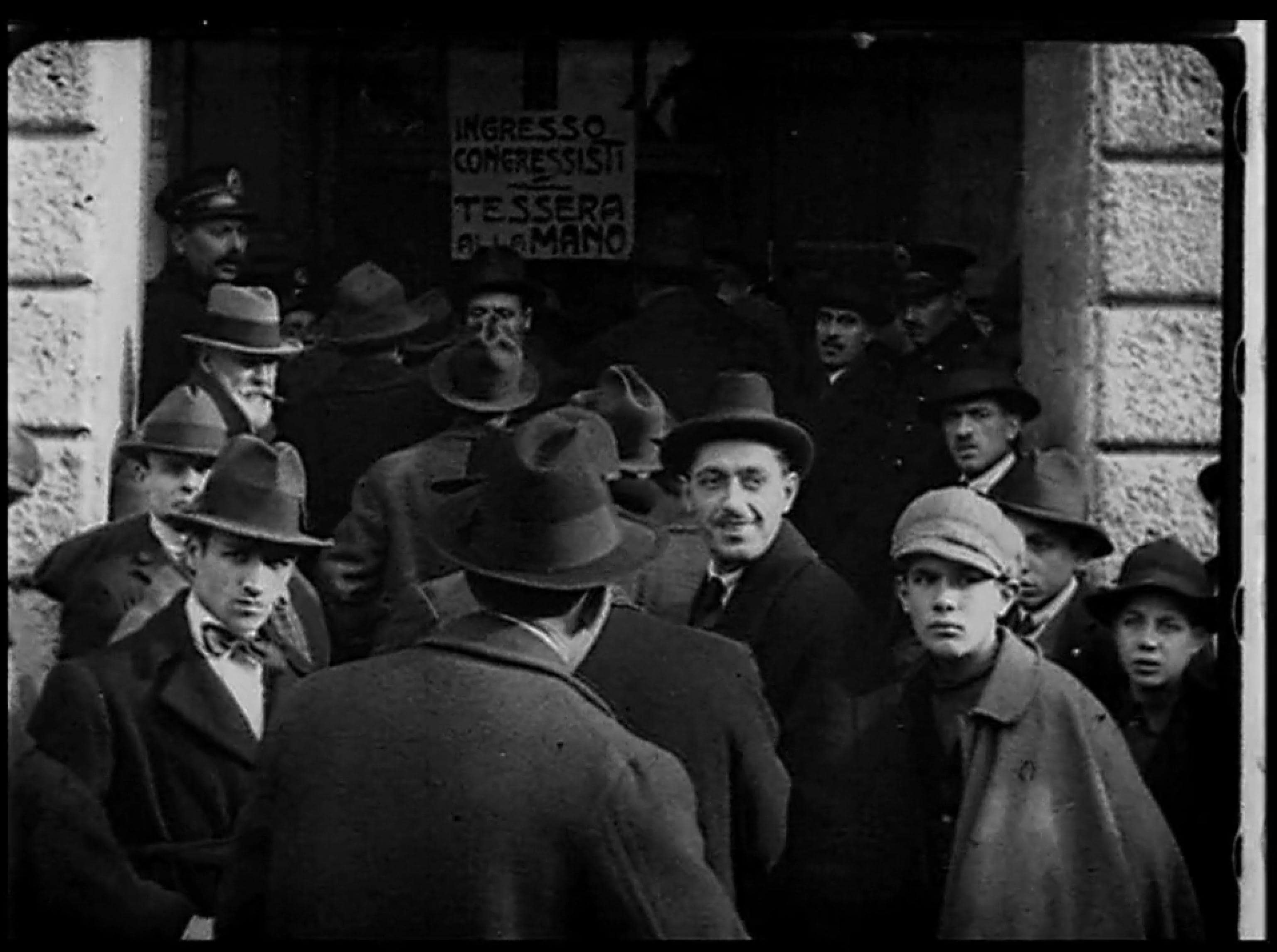 Un'immagine che ritrae alcuni congressisti all'ingresso del teatro, tratta da un breve filmato di trenta minuti girato all'epoca per l'occasione. Si tratta dell'unico documento filmato realizzato sul Congresso di Livorno