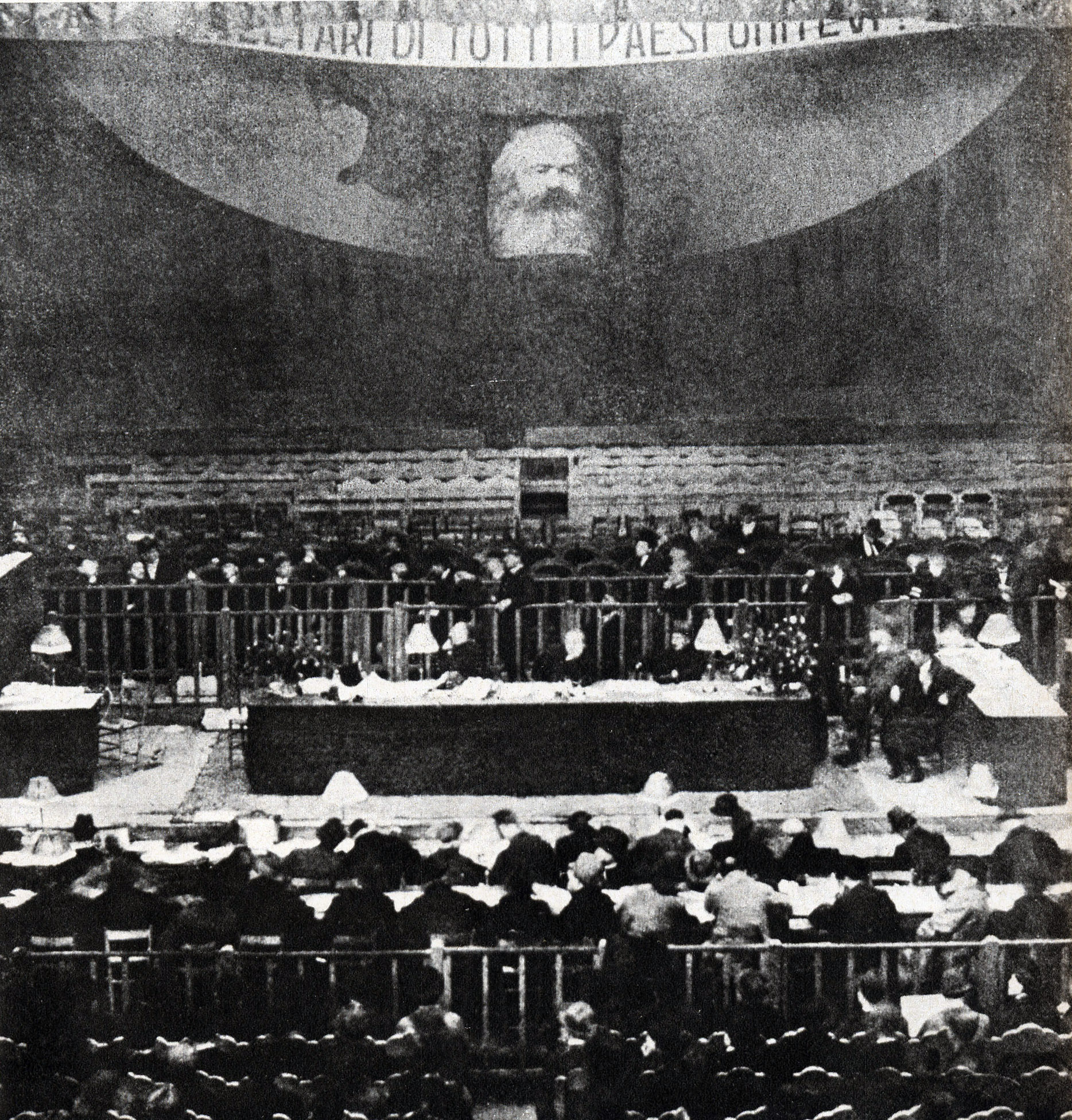 Il teatro Carlo Goldoni di Livorno dove si svolse il XVII Congresso del Partito Socialista, dal 15 al 21 gennaio 1921. Una foto dell'interno del teatro durante i lavori congressuali