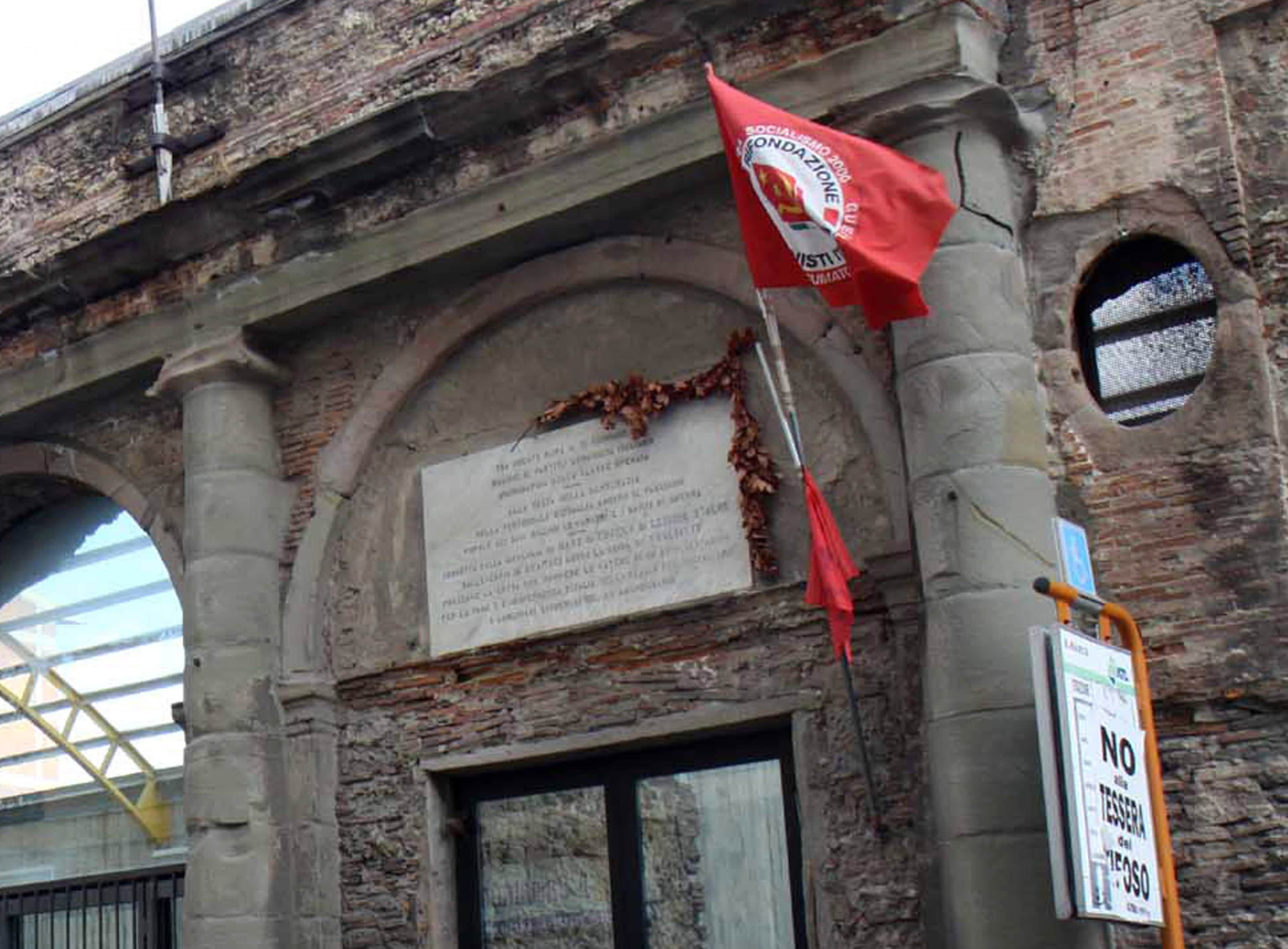 Due colonne, unica cosa che resta oggi del teatro San Marco a Livorno, in cui il 21 gennaio 1921 i componenti dell'ala sinistra del partito Socialista, fondano il nuovo partito, che diventerà il più grande partito comunista del mondo occidentale