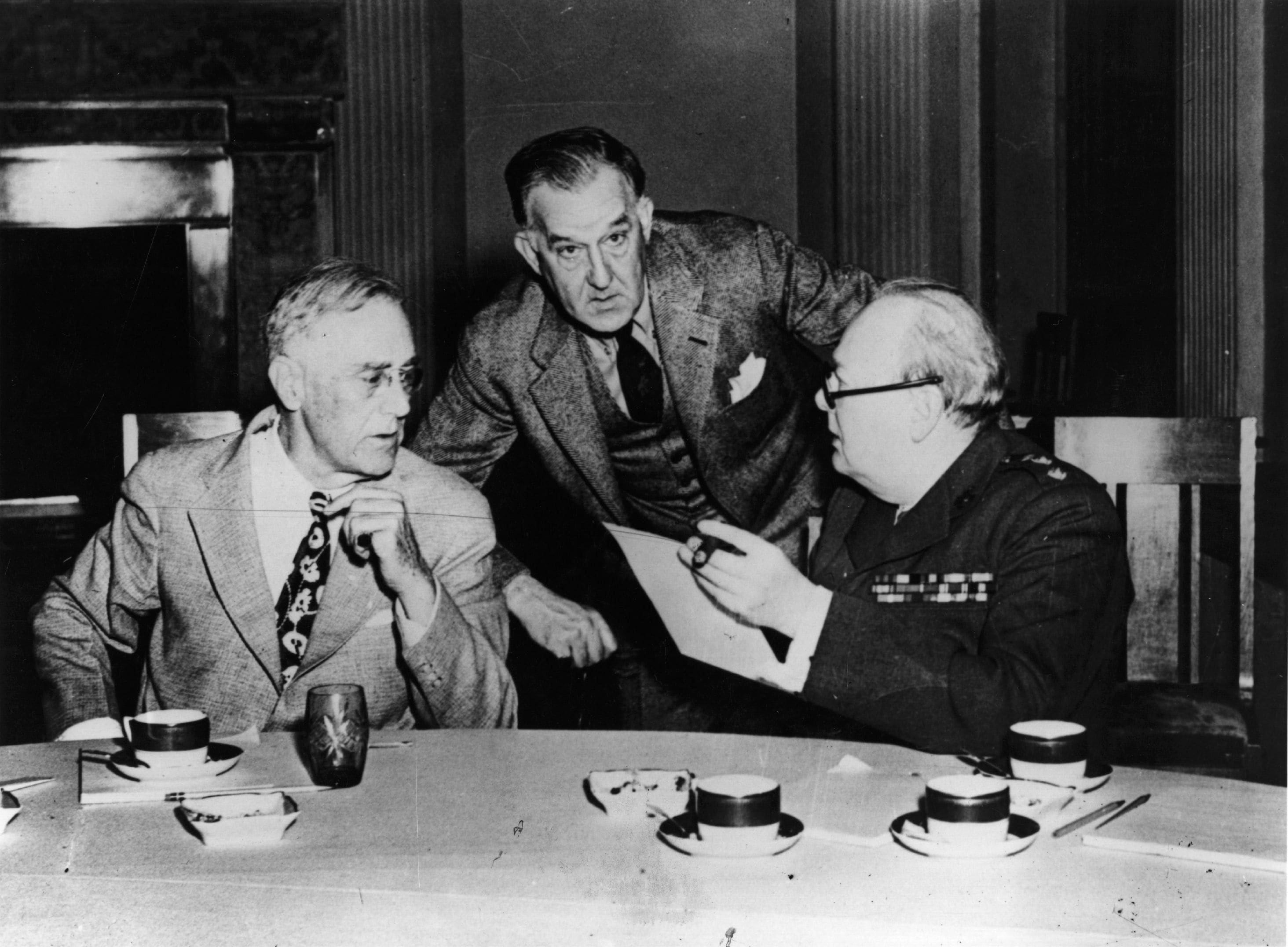Roosevelt e Churchill durante la conferenza. Il primo morirà pochi mesi dopo di poliomielite, mentre il secondo perderà incredibilmente le elezioni in patria