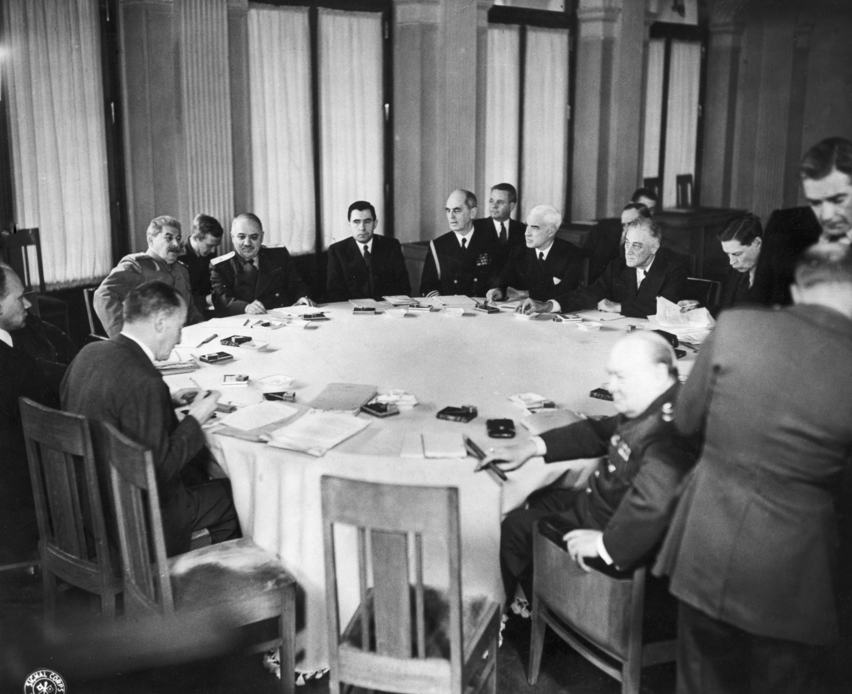 I tre leader e i propri collaboratori durante uno dei tavoli delle trattative