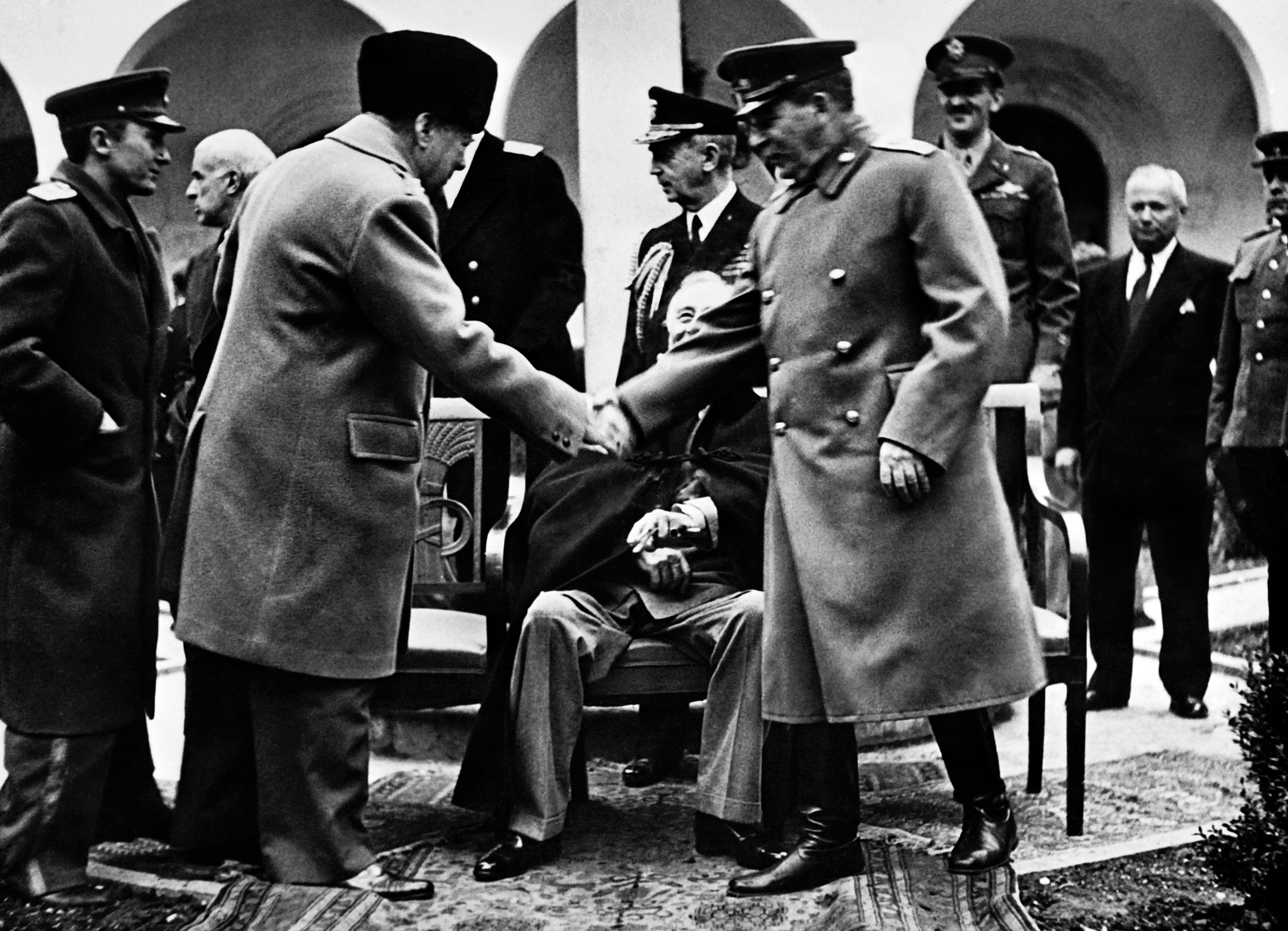 Uno scatto che ritrae il saluto tra Churchill e Stalin poco prima che venga realizzata la foto dei tre leader a Yalta, diventata una delle più famose della storia del Novecento