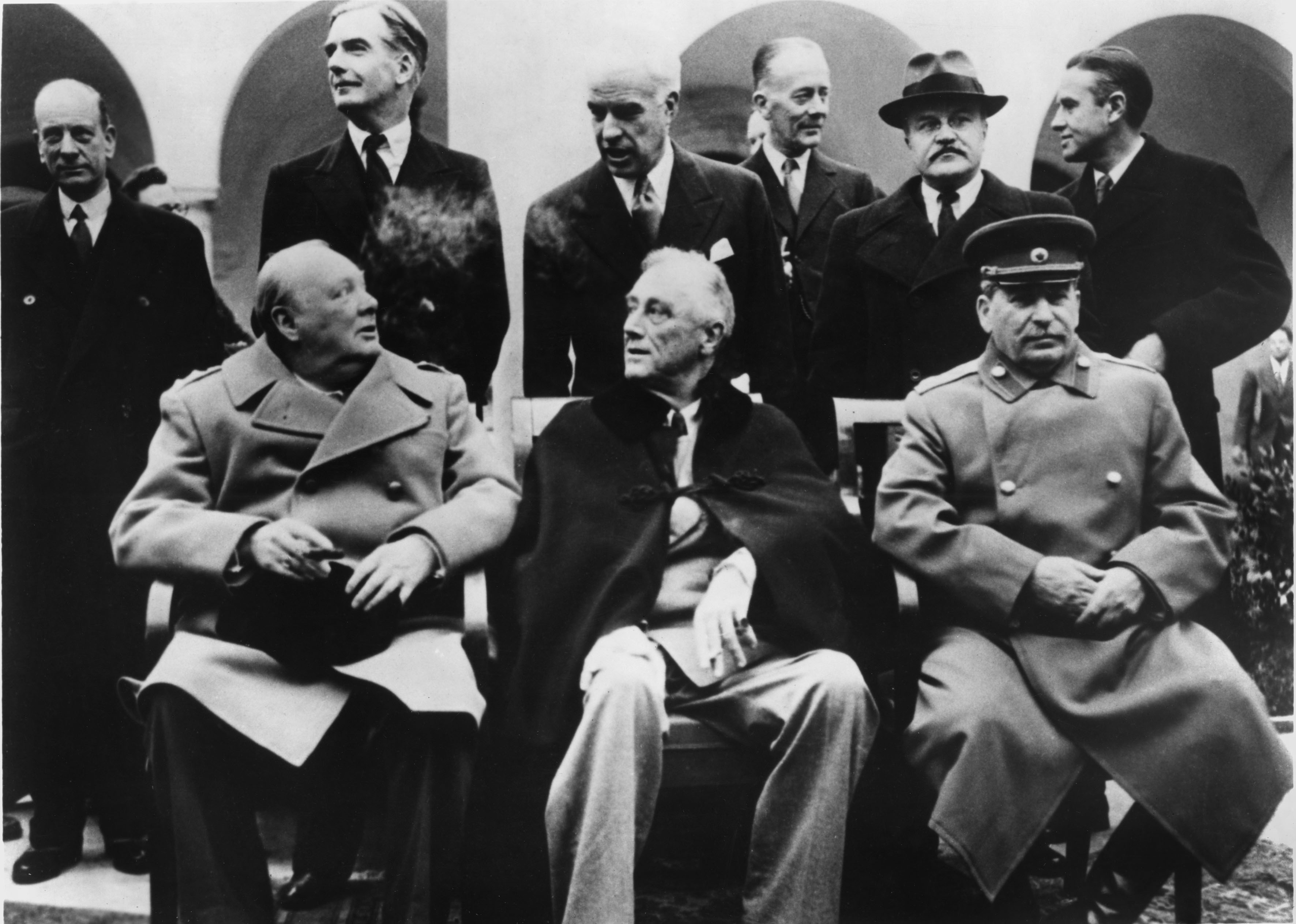 I tre leader dei principali paesi alleati presenti a Yalta: da sinistra Winston Churchill per la Gran Bretagna, Franklin Delano Roosevelt presidente degli Stati Uniti d'America, Stalin capo politico dell'Unione Sovietica