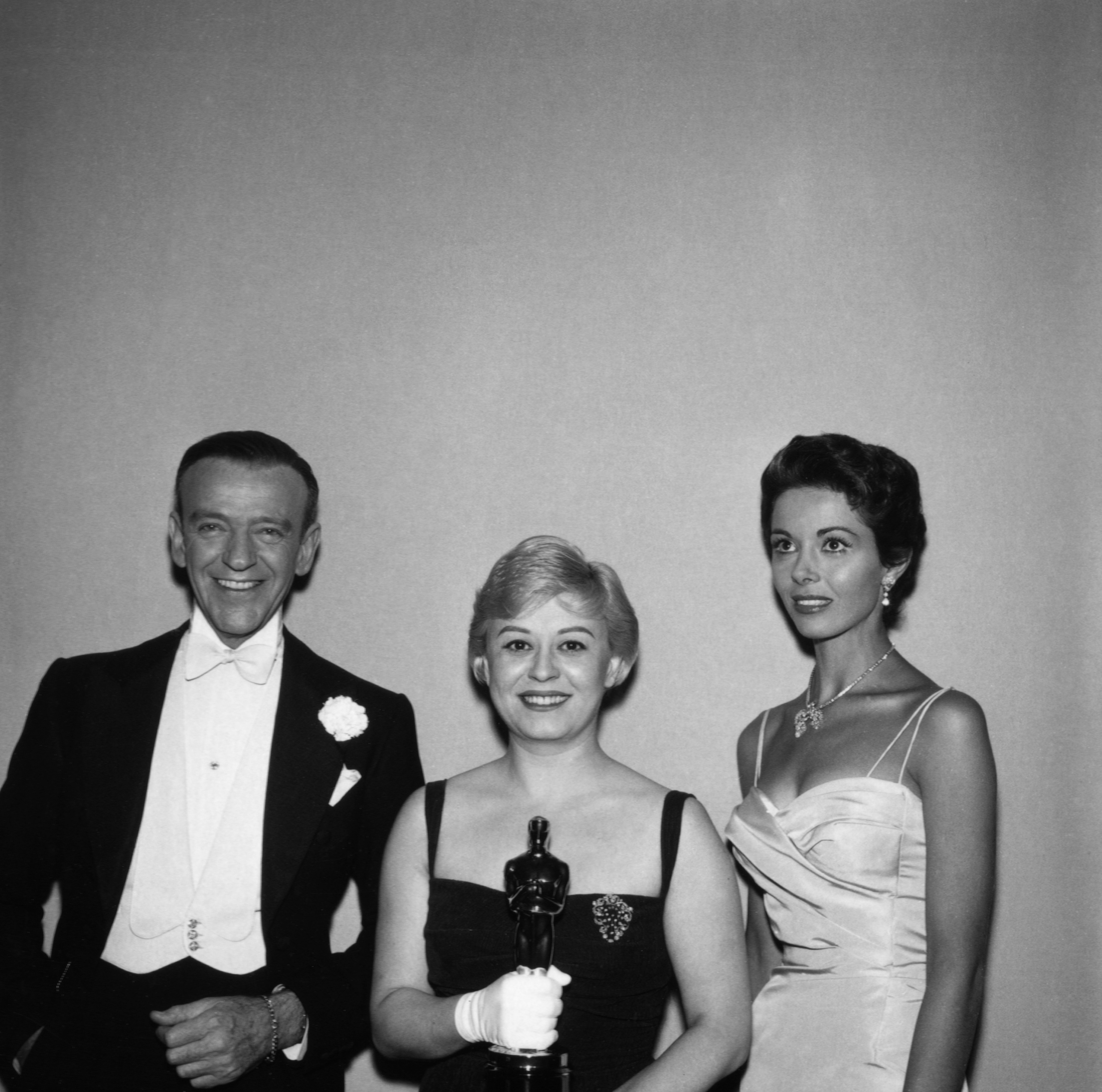 La Masina con la statuetta più prestigiosa del cinema. Accanto a lei Fred Astaire. 1958