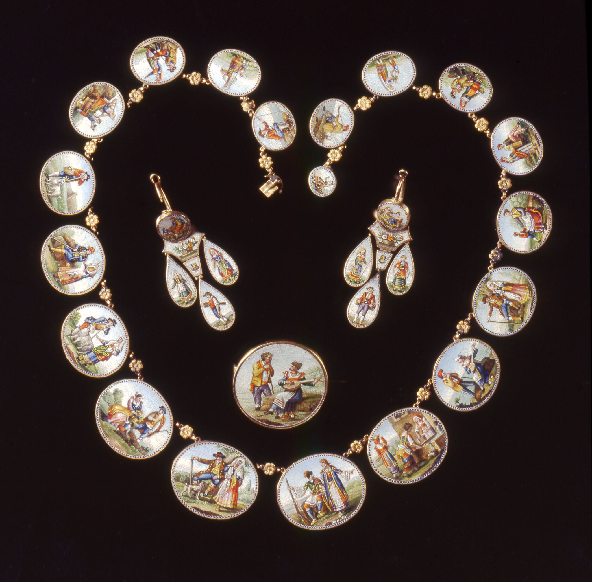 Antonio Aguatti "Demi-parure con scene di vita popolare, 1808-14 ca." Mosaico minuto e oro, cm 43,5 (collana), cm 4,5 (orecchini), cm 3 (ø spilla) © Sovrintendenza Capitolina - Museo Napoleonico 