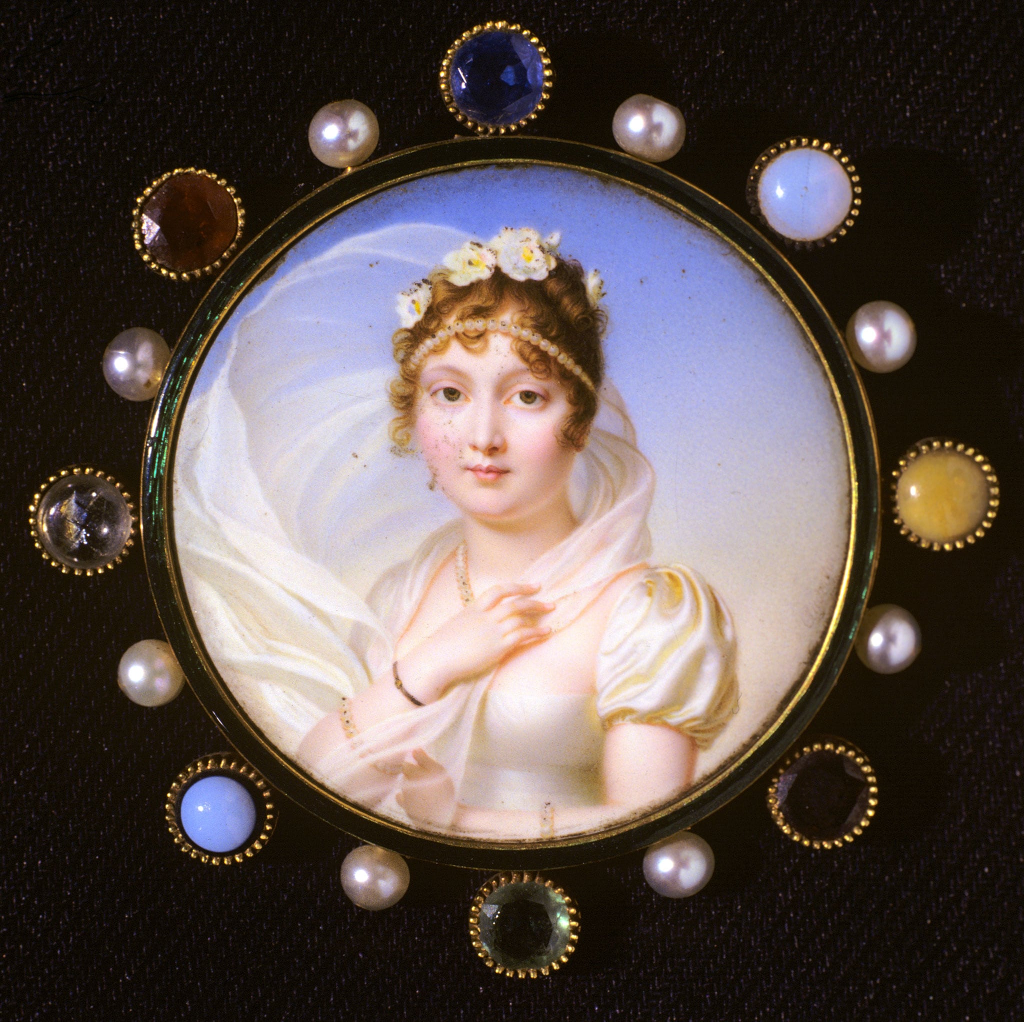 Jean-Baptiste Jacques Augustin, Spilla con ritratto centrale di Carolina Bonaparte Murat, 1807. Porcellana, oro, smalto, pietre, perle, mm 51 (ø) © Sovrintendenza Capitolina - Museo Napoleonico