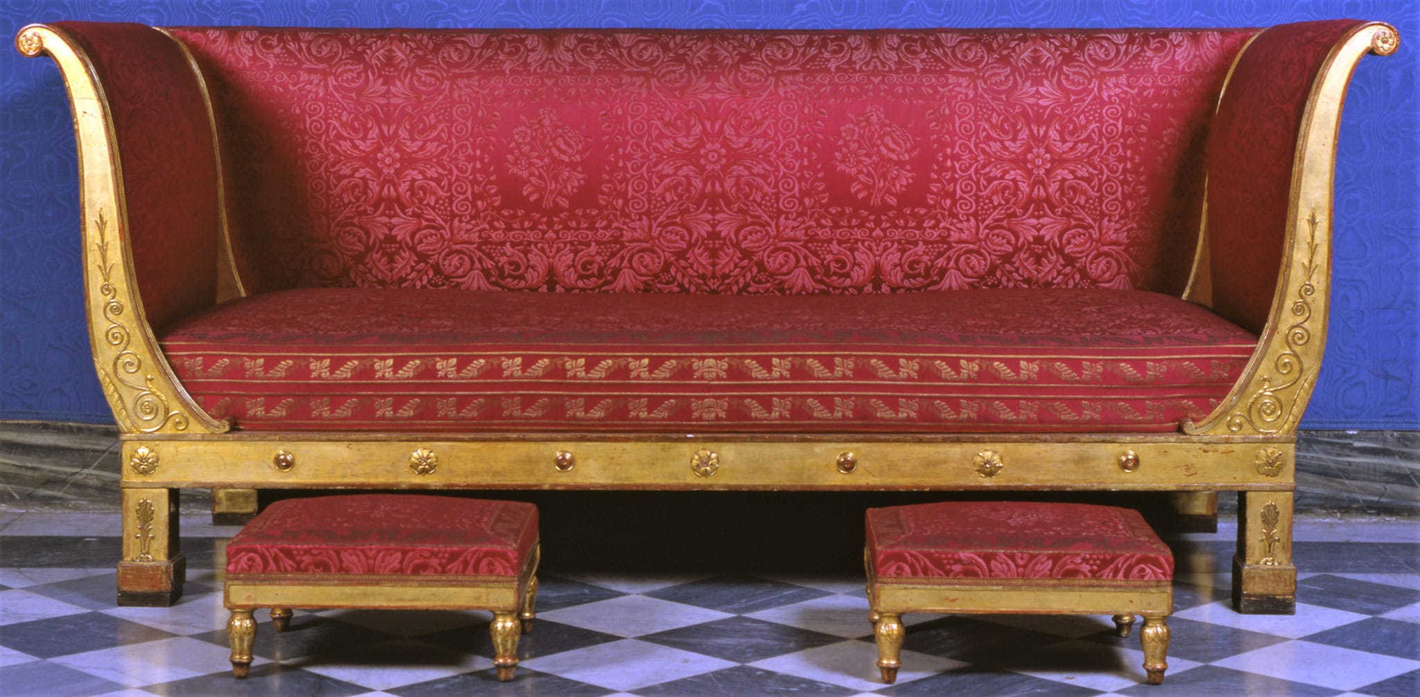 Ditta Jacob frères, Divano e poggiapiedi dal salotto del “cabinet de travail” del Primo Console a Saint Cloud, 1796-1804 ca. Legno dorato ed intagliato, damasco di seta e tulle, cm 228 (l) © Sovrintendenza Capitolina - Museo Napoleonico