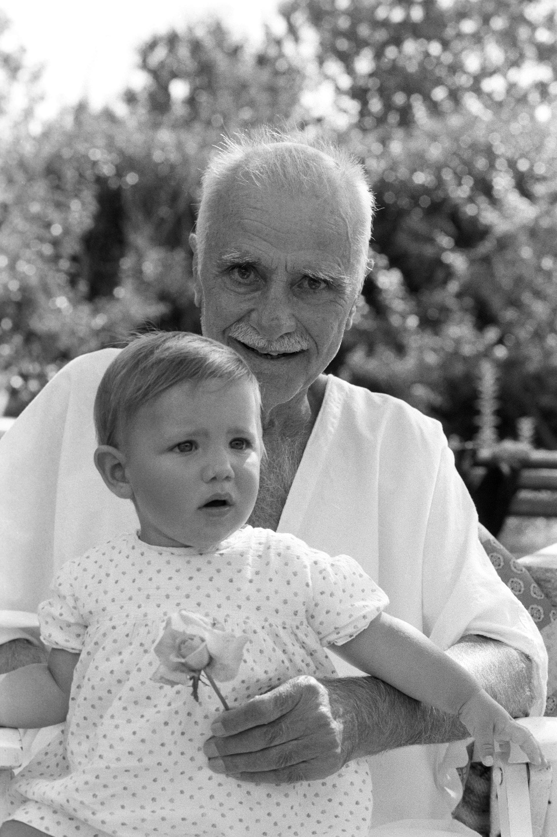 Mario Monicelli con la figlia Rosa. Ritratto di Angelo Frontoni, 1988 ca. (Cineteca Nazionale e Museo del Cinema di Torino)