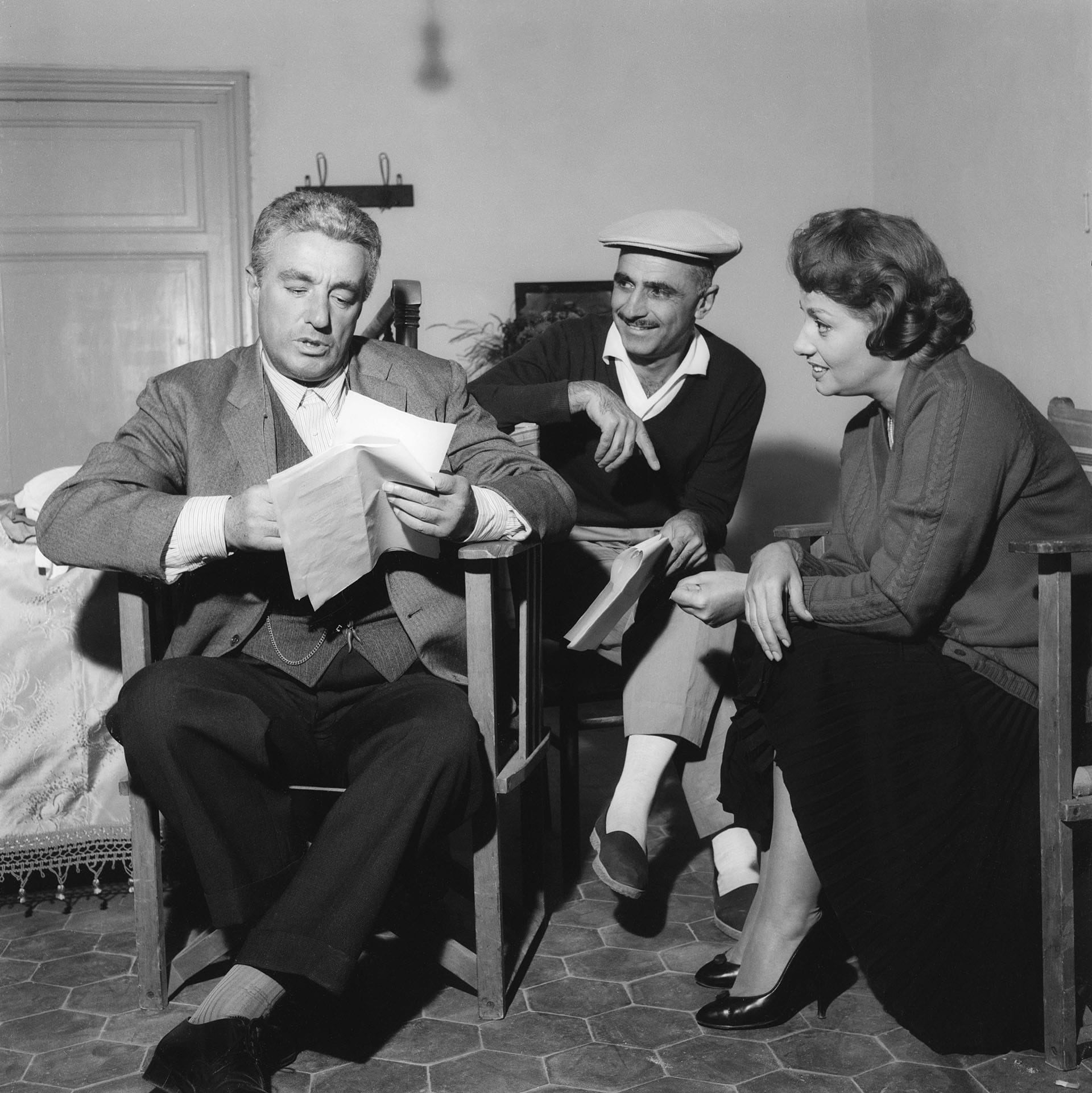 Vittorio De Sica, Mario Monicelli e Marisa Merlini sul set de "Il medico e lo stregone", 1957