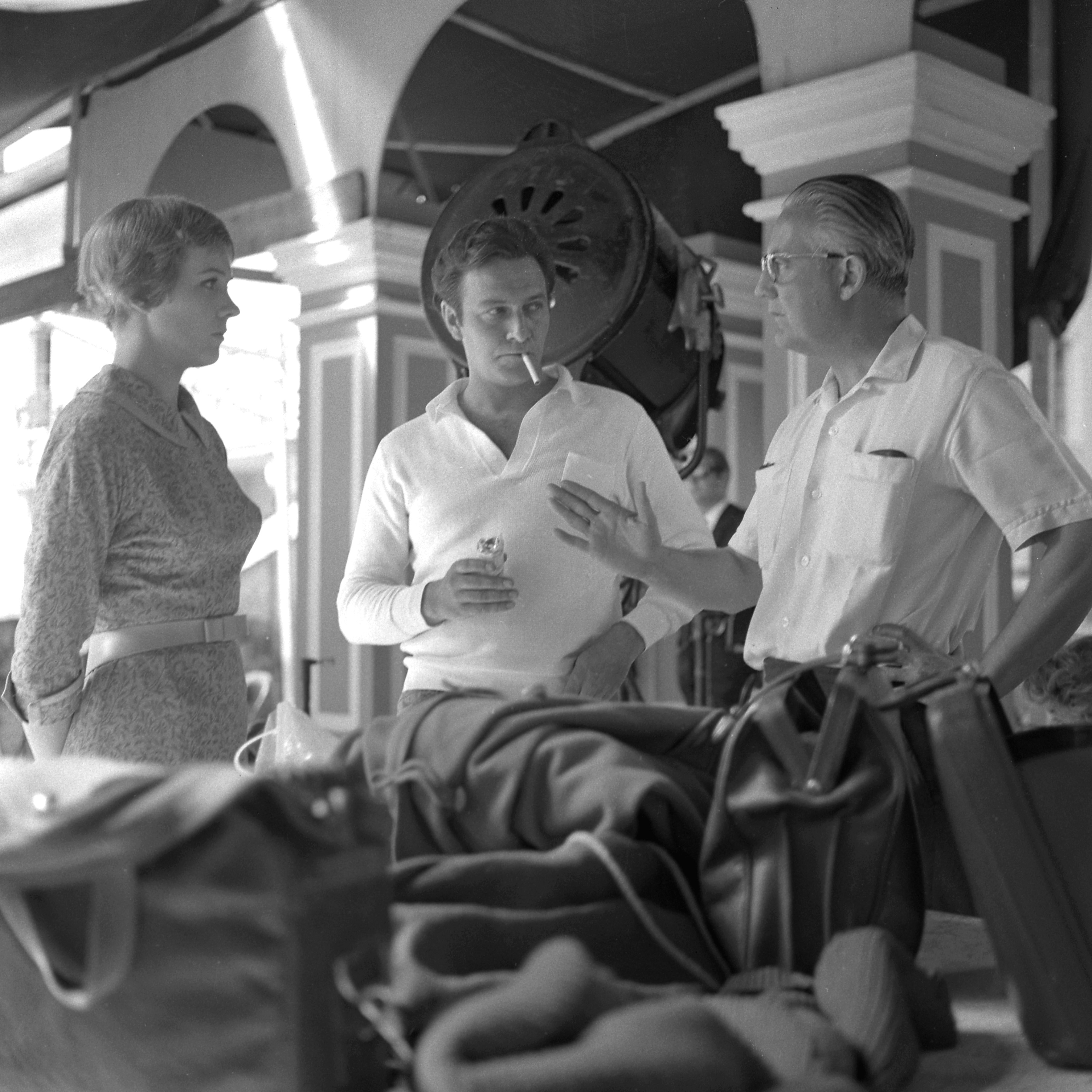 In una pausa dalle riprese, sul set di "Tutti insieme appassionatamente". A sinistra Julie Andrews e a destra il regista Robert Wise. 1965