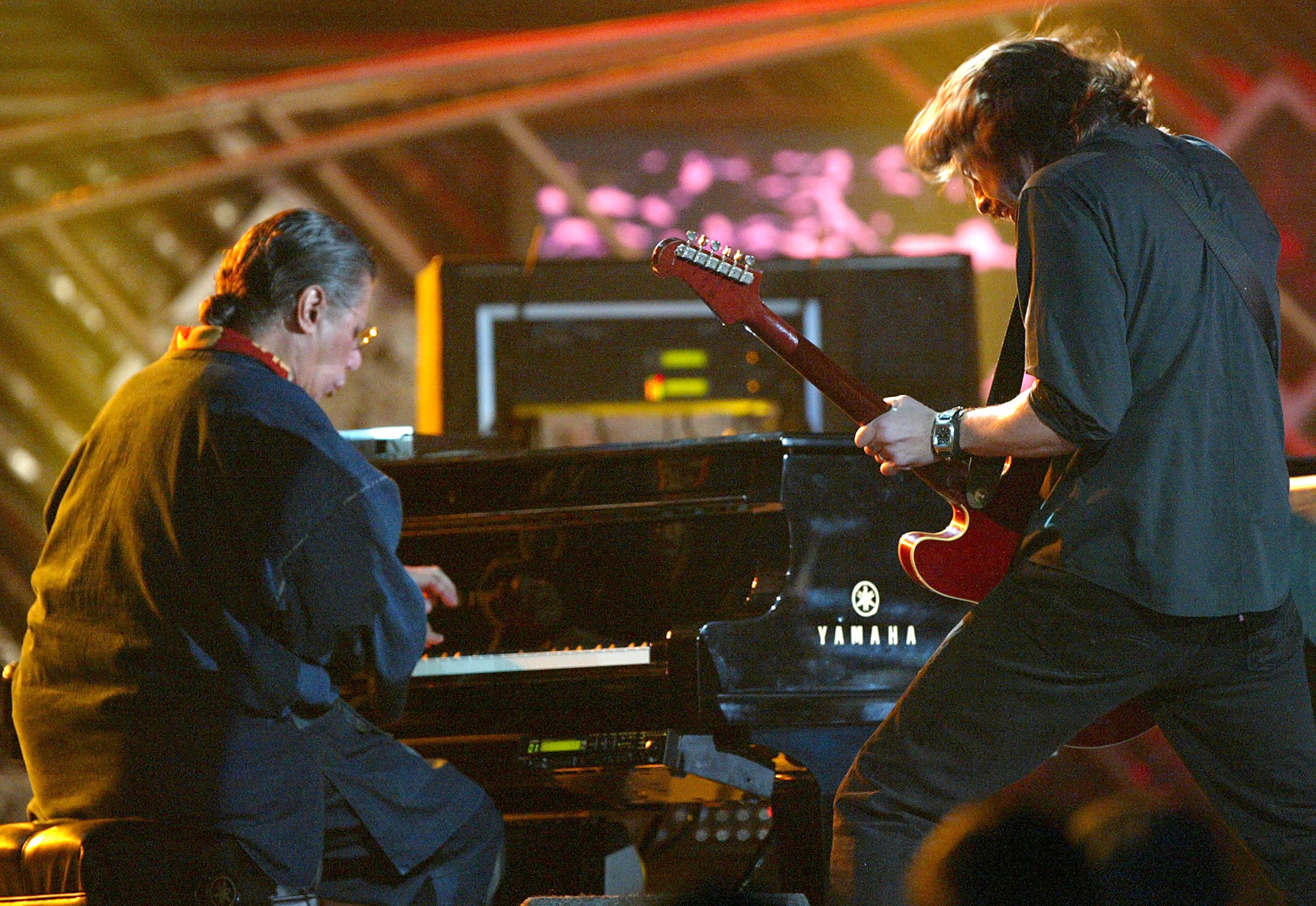 Chick Corea e Dave Grohl si esibiscono al 46° Annual Grammy Awards tenutosi allo Staples Center di Los Angeles, 8 febbraio 2004.