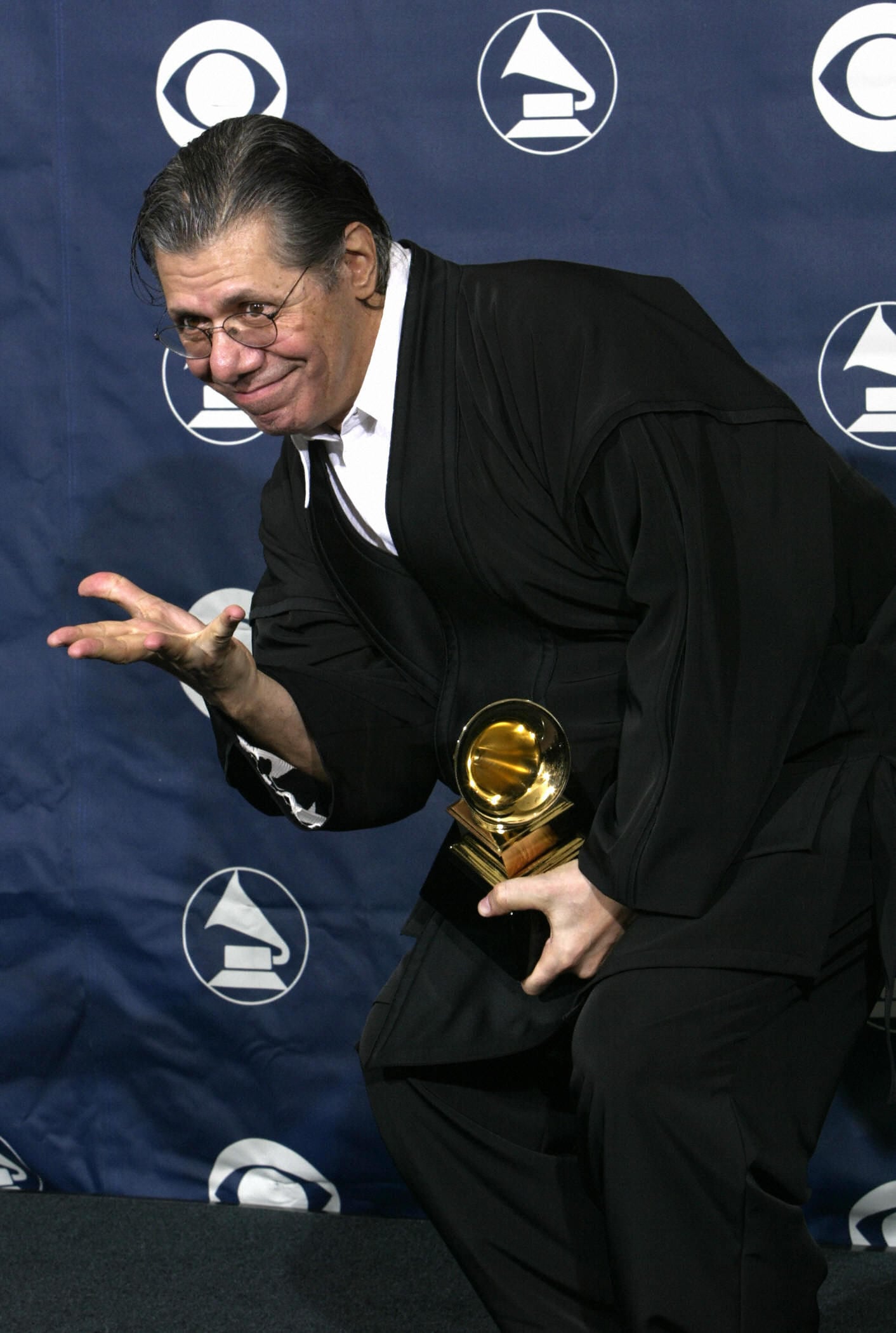 Chick Corea mostra il suo trofeo per il miglior assolo strumentale jazz durante il 46° Annual Grammy Awards tenutosi allo allo Staples Center di Los Angeles, 08 febbraio 2004.