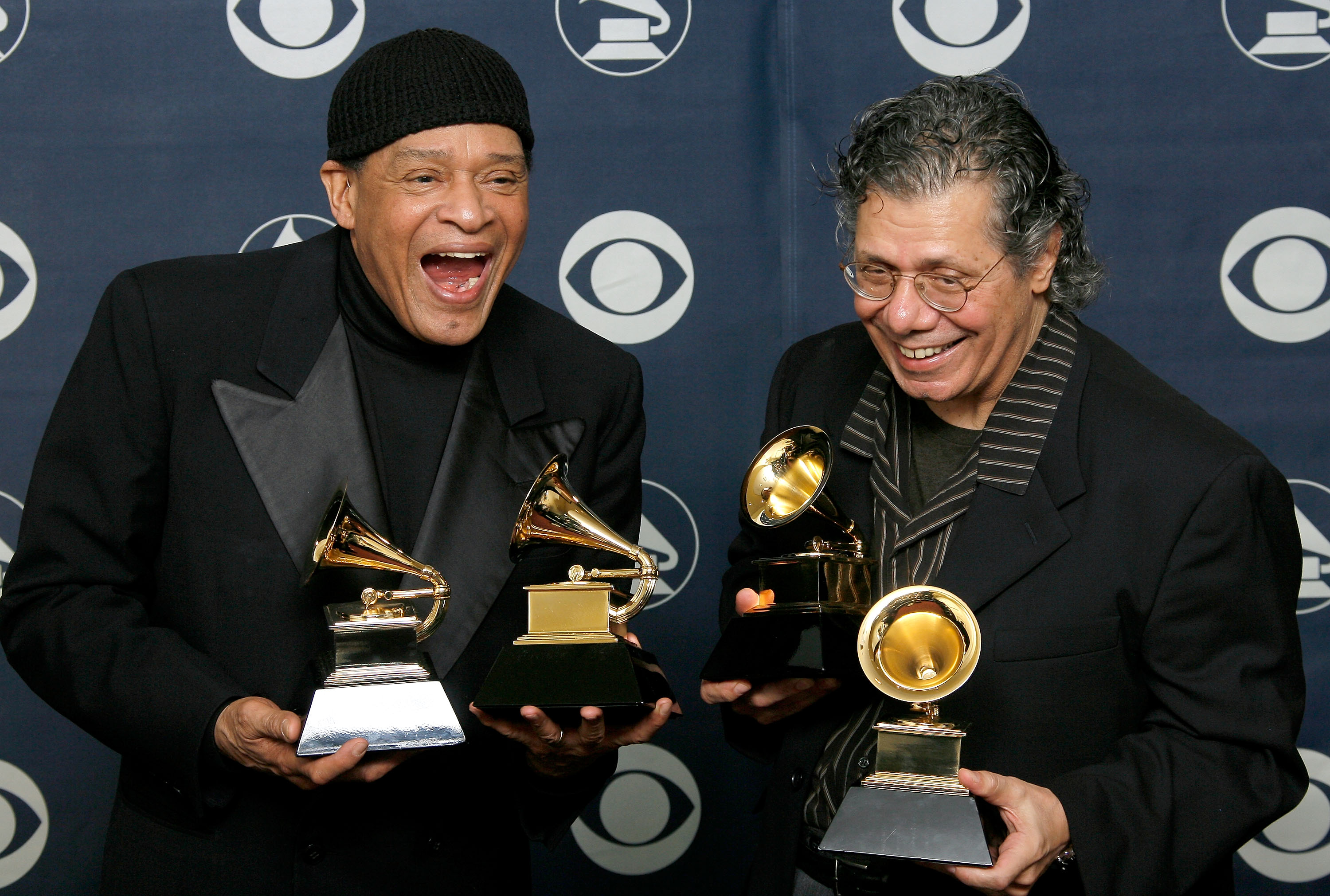 Chick Corea (miglior album strumentale jazz individuale e miglior arrangiamento strumentale) e Al Jarreau (migliore performance R&B di un duo o gruppo con voce e migliore performance vocale tradizionale R&B) posano con i loro Grammy nella sala stampa al 49° Annual Grammy Awards allo Staples Center di Los Angeles, 11 febbraio 2007.