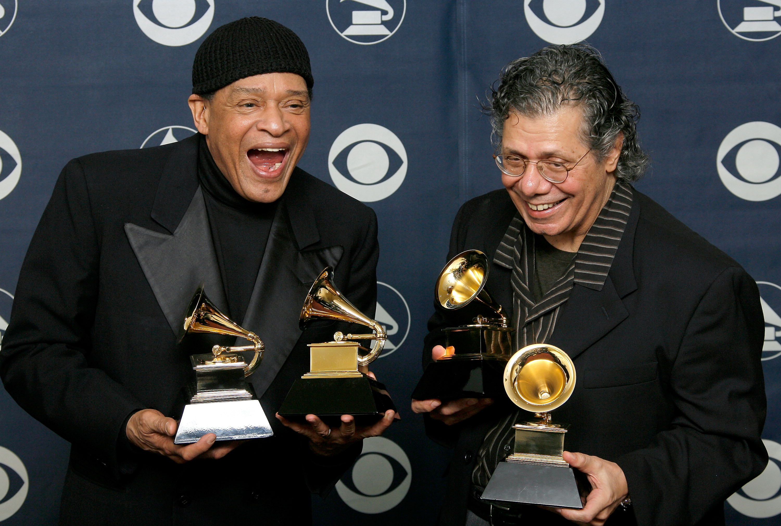 Chick Corea (miglior album strumentale jazz individuale e miglior arrangiamento strumentale) e Al Jarreau (migliore performance R&B di un duo o gruppo con voce e migliore performance vocale tradizionale R&B) posano con i loro Grammy nella sala stampa al 49° Annual Grammy Awards allo Staples Center di Los Angeles, 11 febbraio 2007.