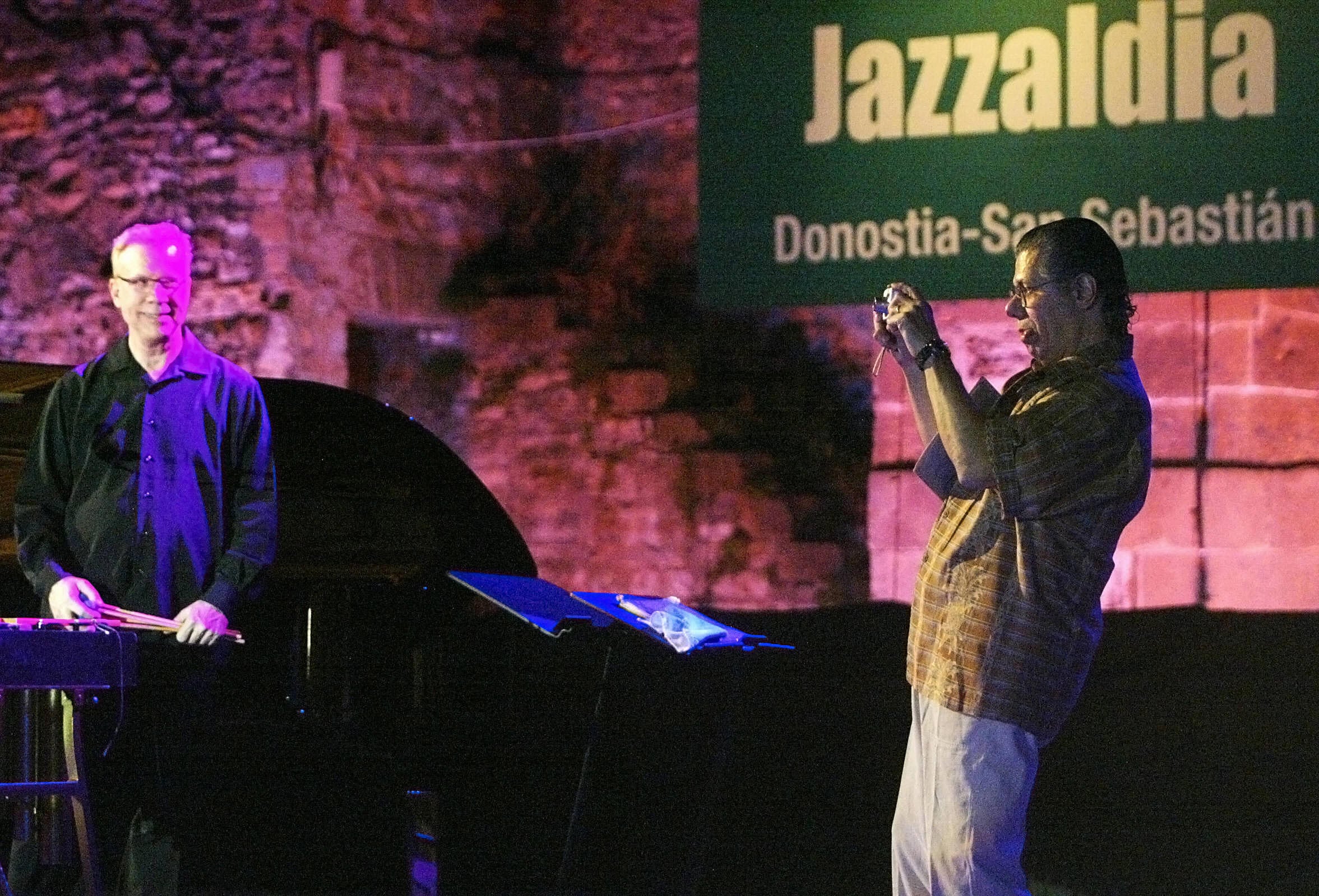 Chick Corea scatta una foto al pubblico prima di esibirsi con il vibrafonista Gary Burton durante il 42° Festival Jazzaldia, nella città basca di San Sebastian (Spagna), 25 luglio 2007.