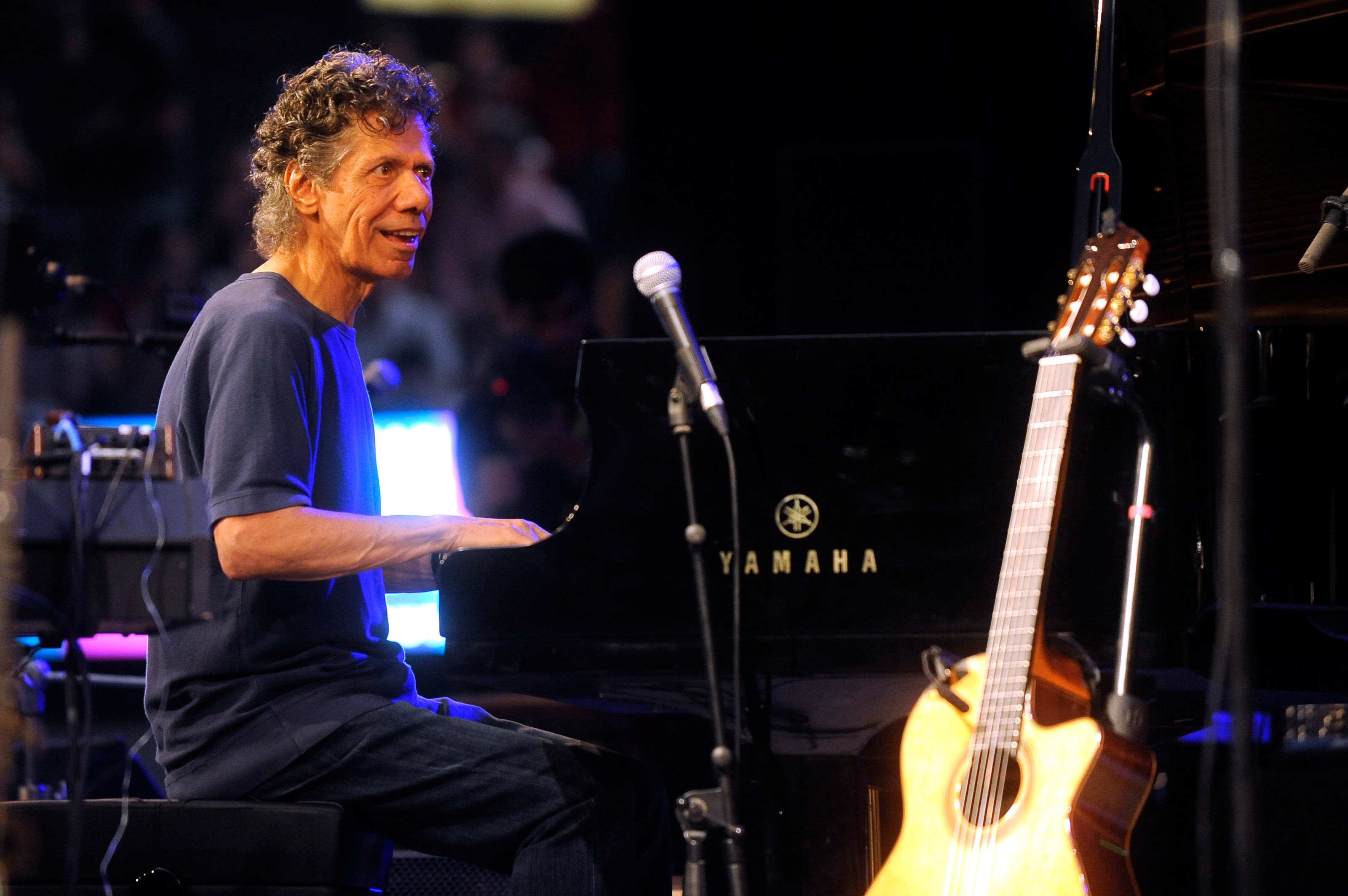 Chick Corea si esibisce sul palco durante il 37° Festival del Jazz nella città basca di Vitoria (Spagna).