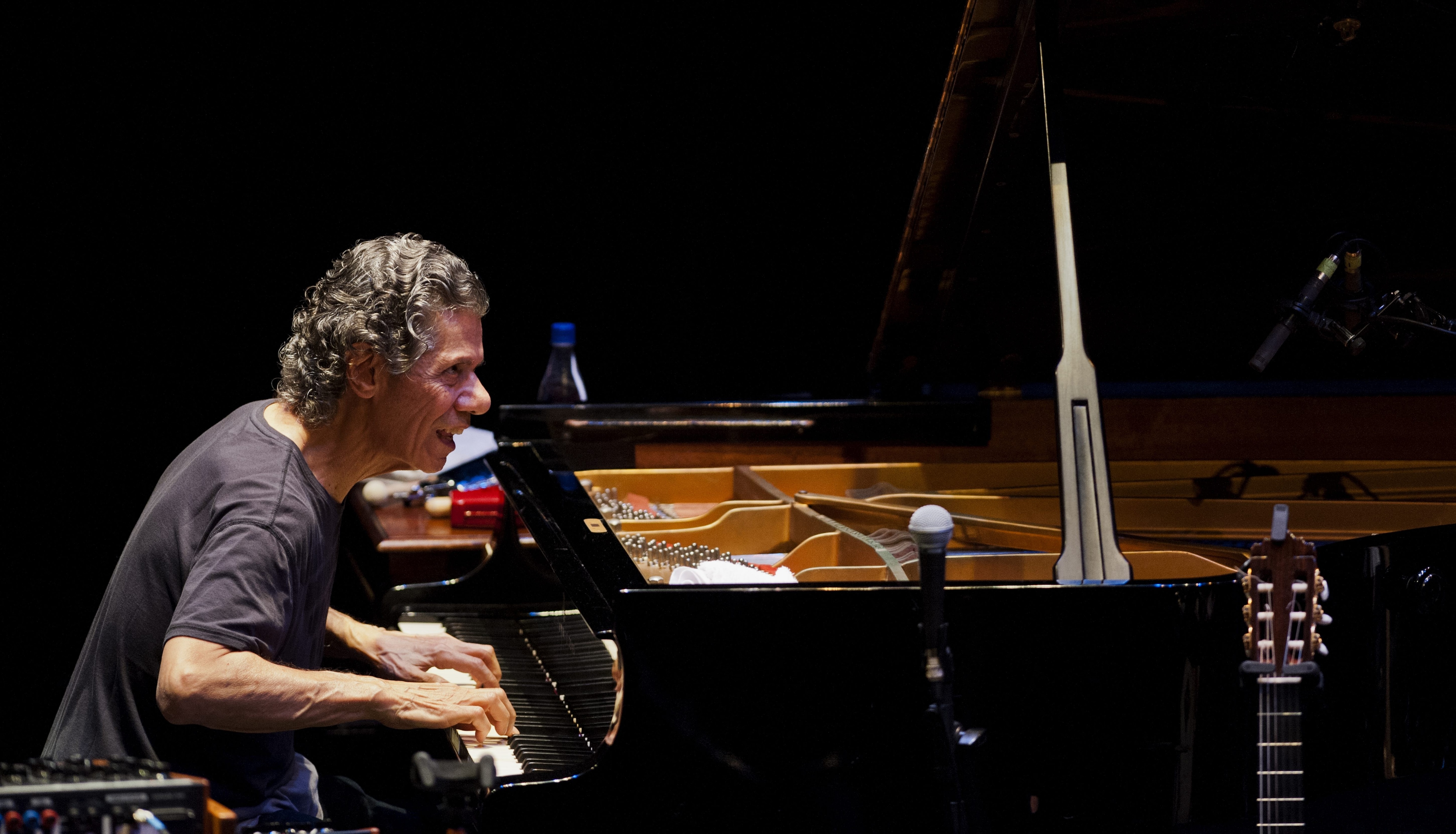 Chick Corea durante un concerto all’Ajazzgo Festival, 2014.