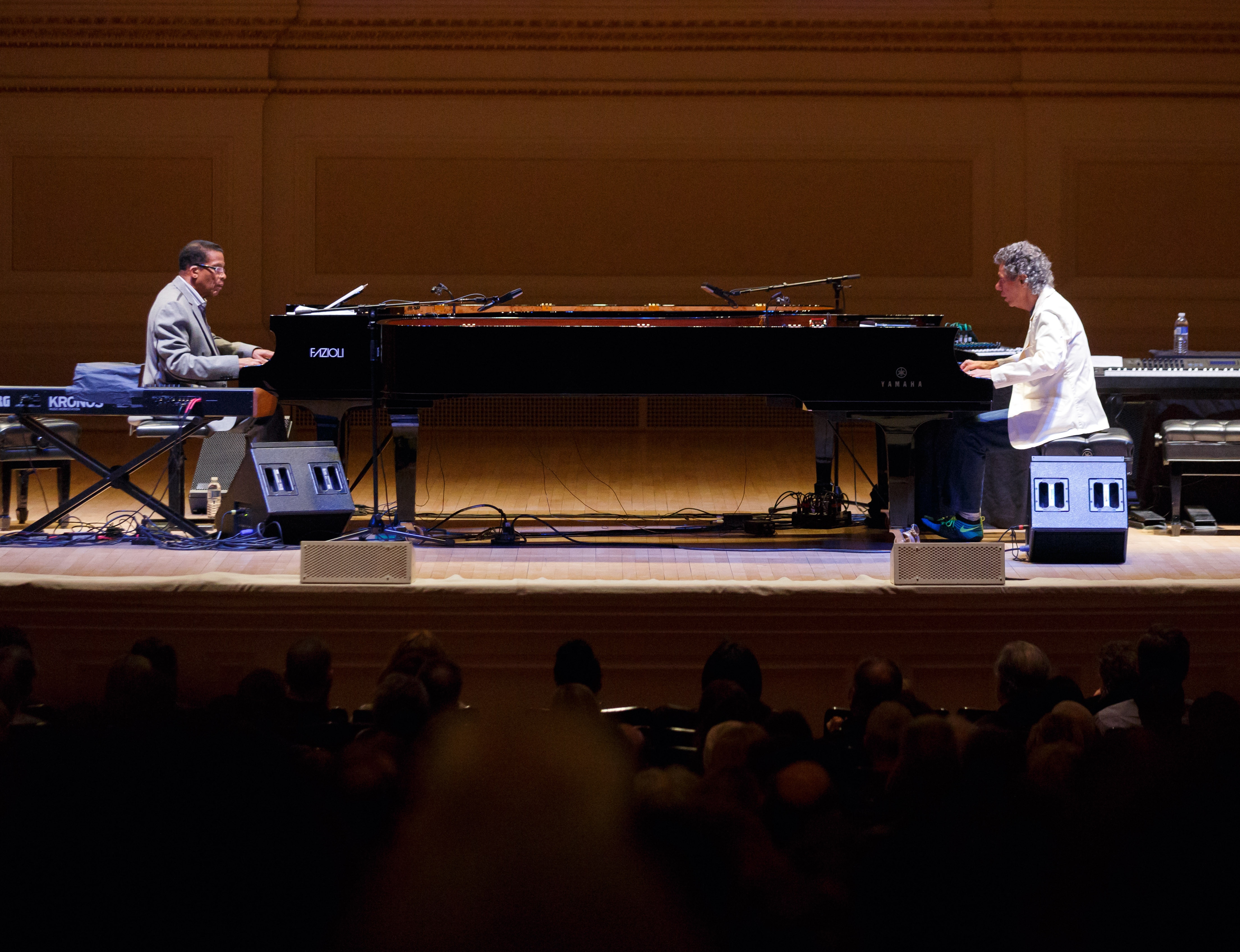 Chick Corea e Herbie Hancock, suonano alla Carnegie Hall di New York, il 9 aprile 2015. 