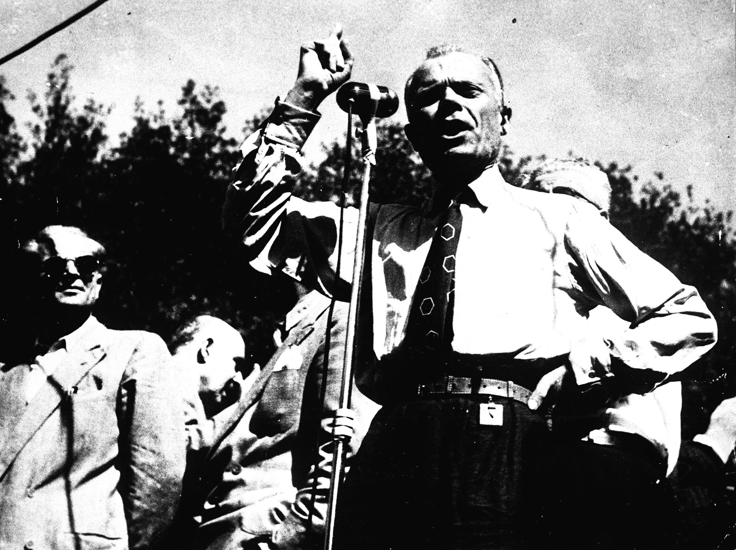 Durante un comizio nel 1945. E' tra i membri della giunta rivoluzionaria del Comitato di Liberazione Nazionale durante l'insurrezione del 25 aprile 1945
