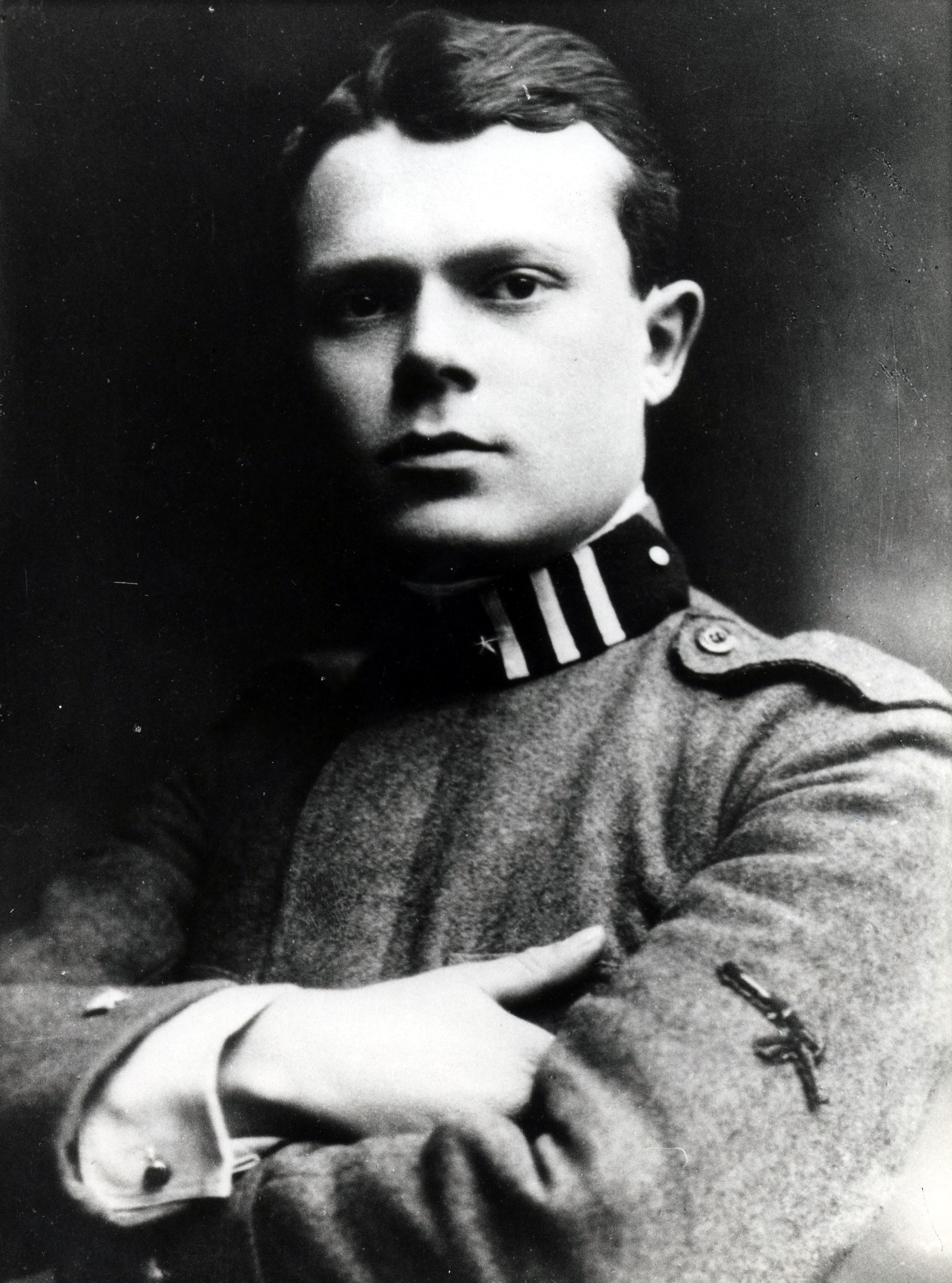 Un ritratto del 1916 in uniforme. Partecipa alla Grande Guerra come tenente dei mitraglieri, distinguendosi per diverse azioni in prima linea