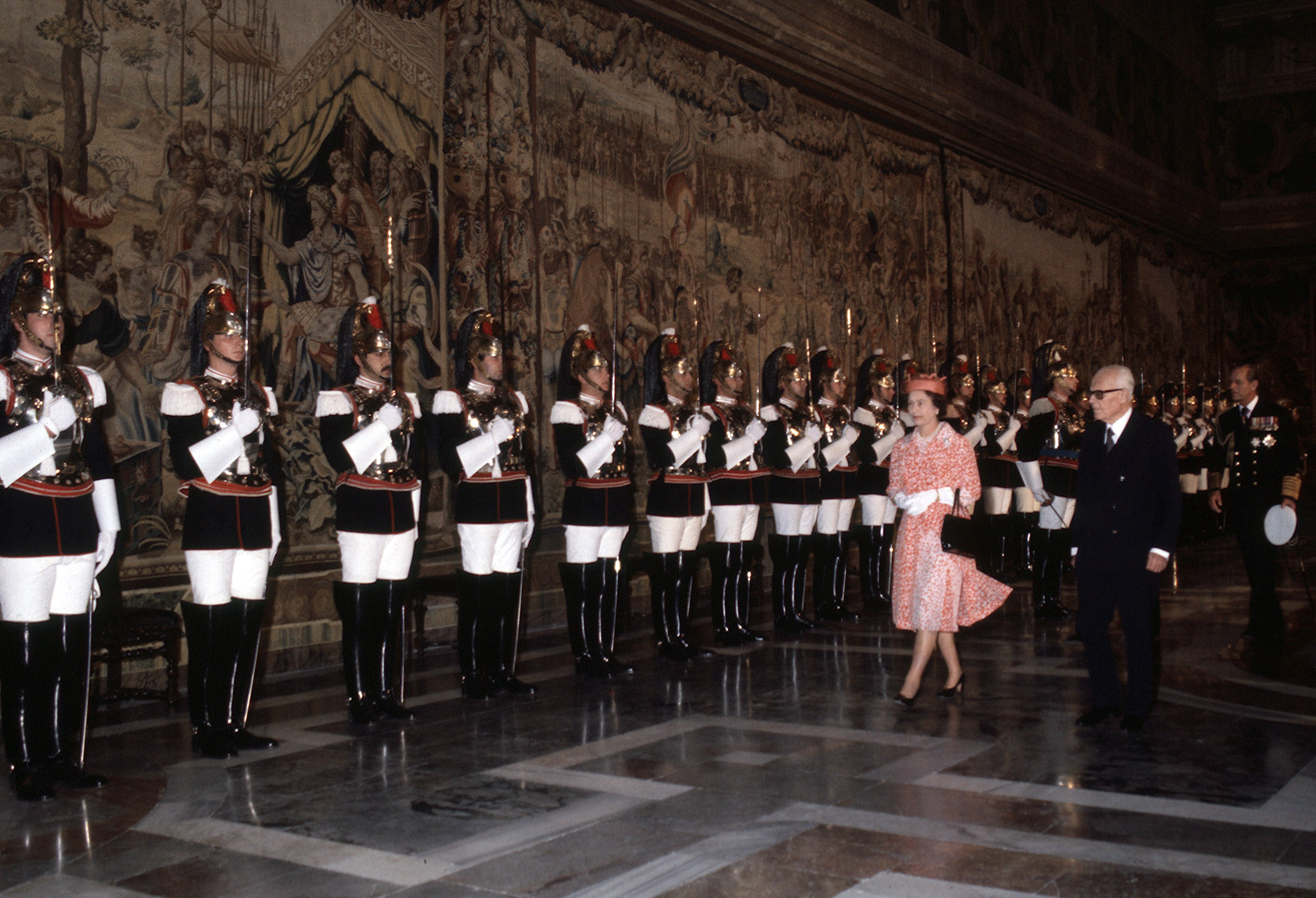 Pertini con la Regina Elisabetta, durante una sua visita al Quirinale nel 1980