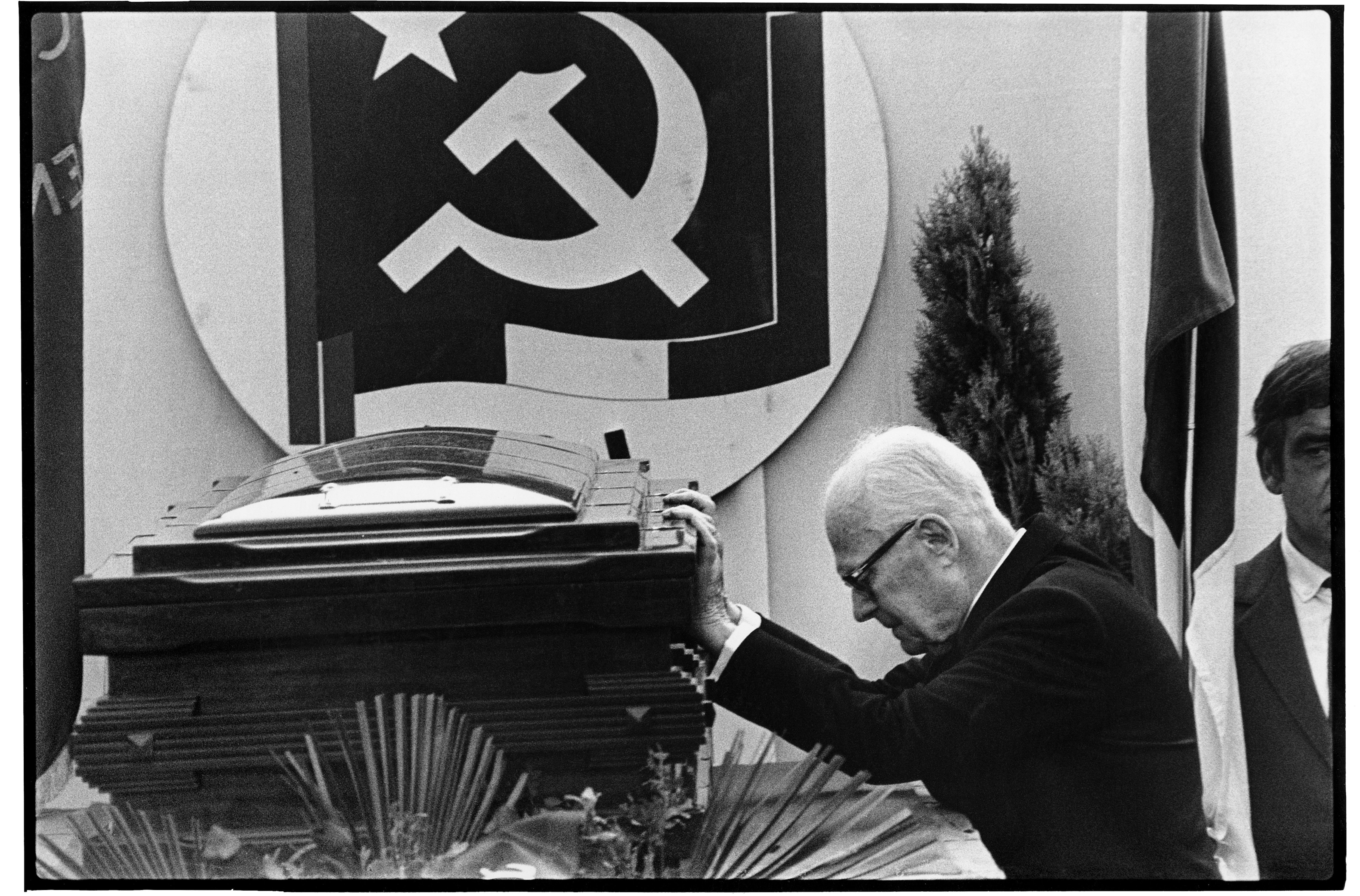 Pertini ai funerali di Enrico Berlinguer, il 13 giugno 1984