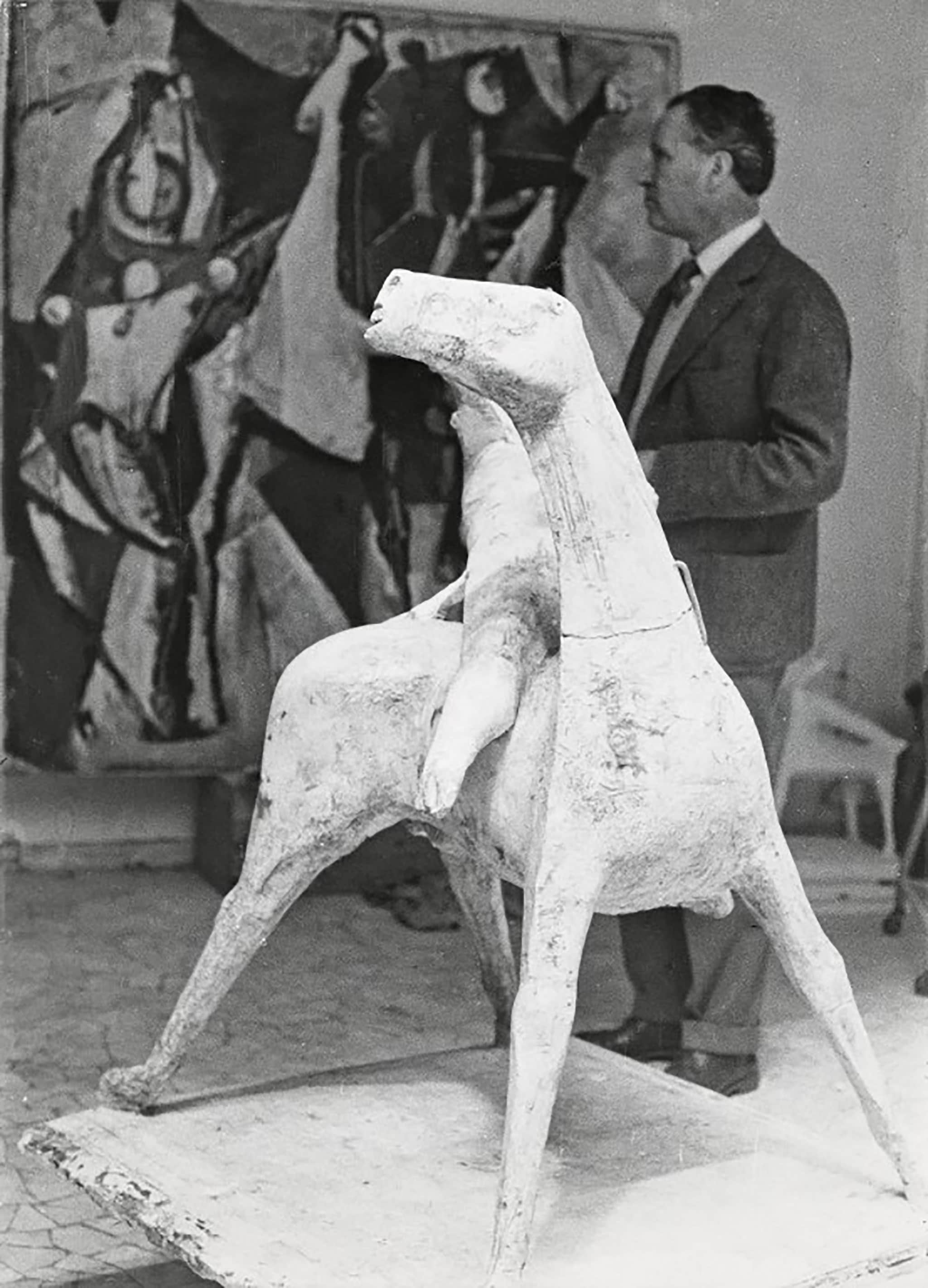 Marino nel suo studio dietro al gesso di Cavaliere, 1952