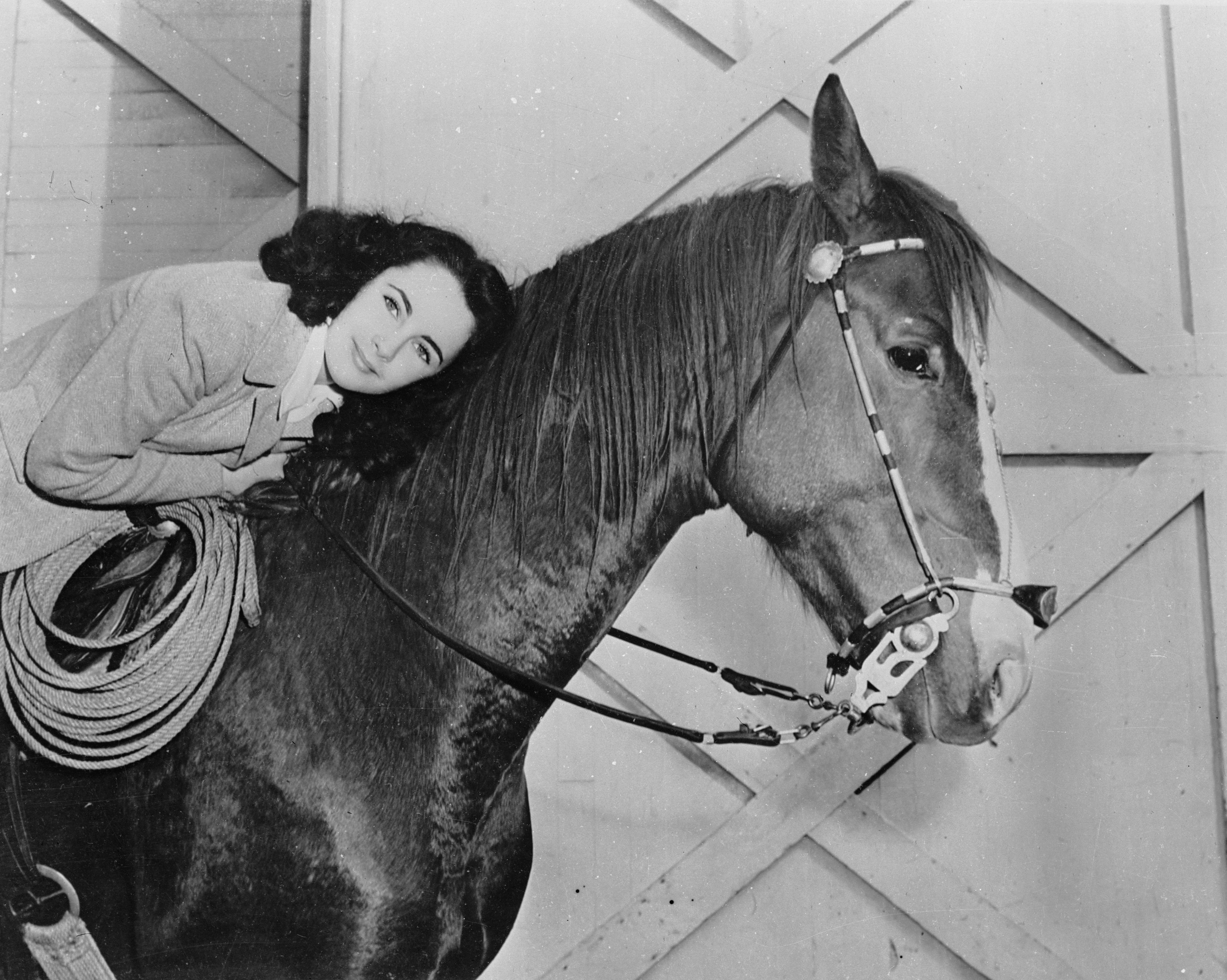 Liz nel 1945 sul set del film "Gran Premio". Durante le riprese la dodicenne Taylor ebbe un incidente a cavallo che le procurò una frattura spinale