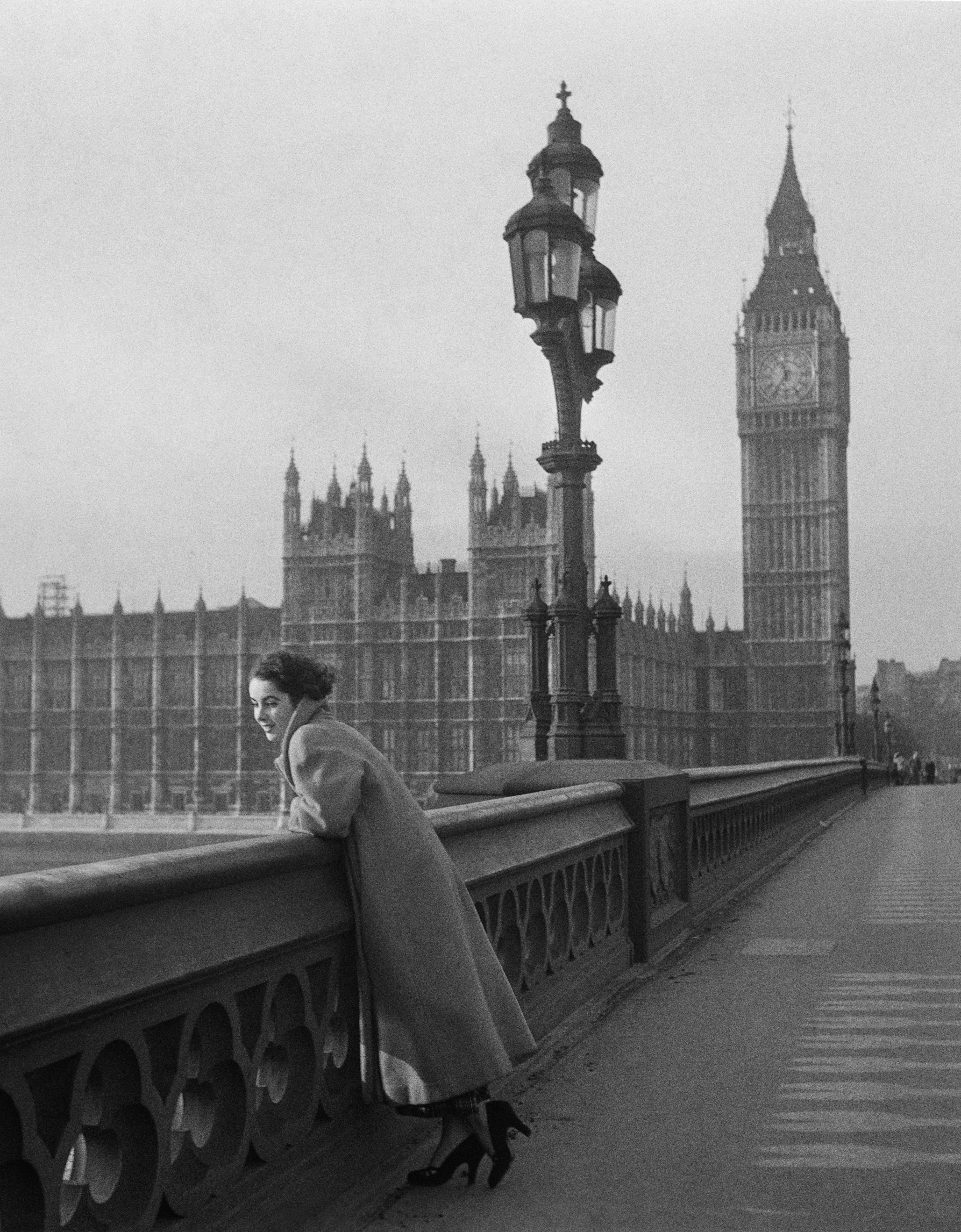 Liz a Londra nel 1948 affacciata sul Tamigi