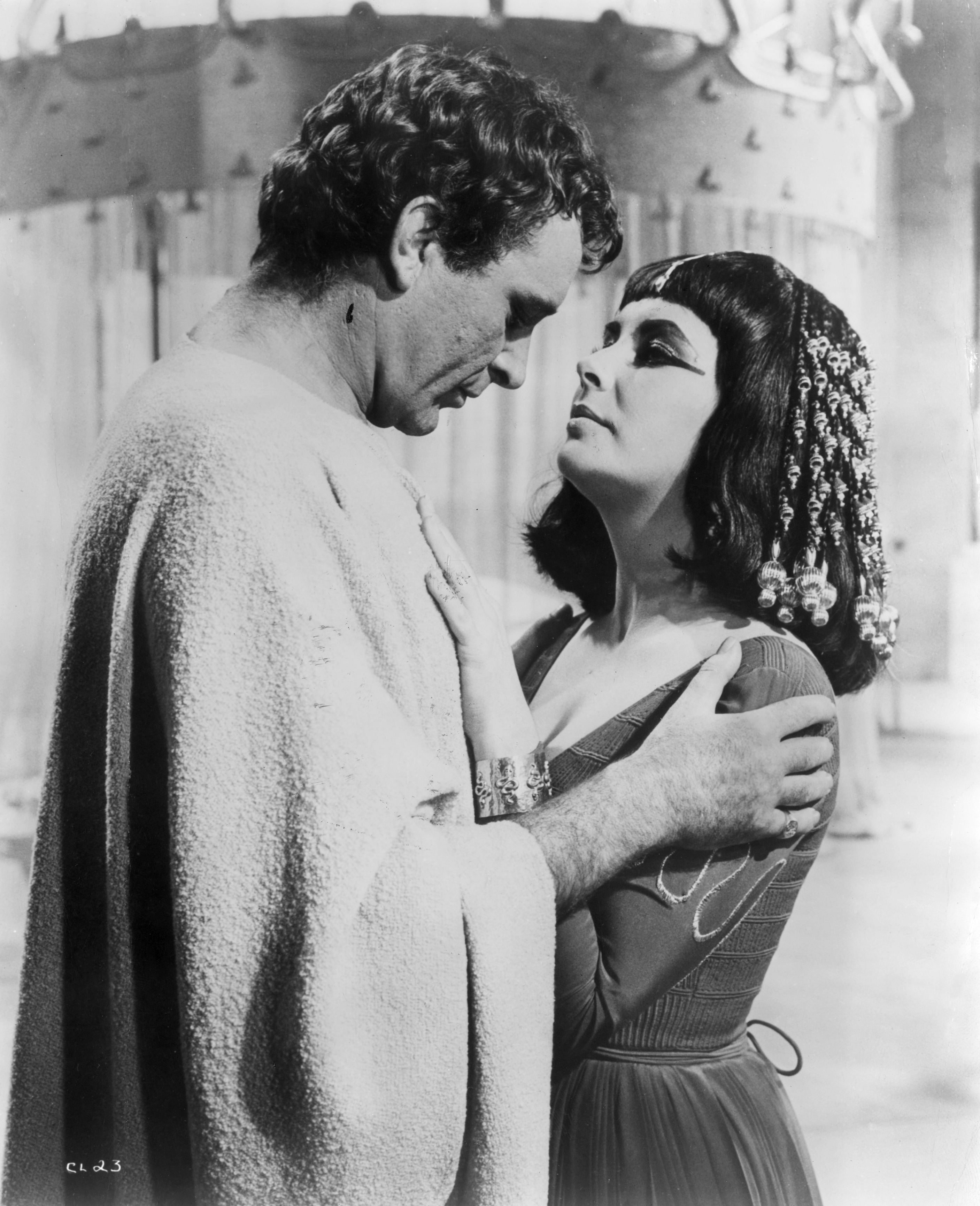 Una scena del film "Cleopatra" (1962): l'incontro con Richard Burton