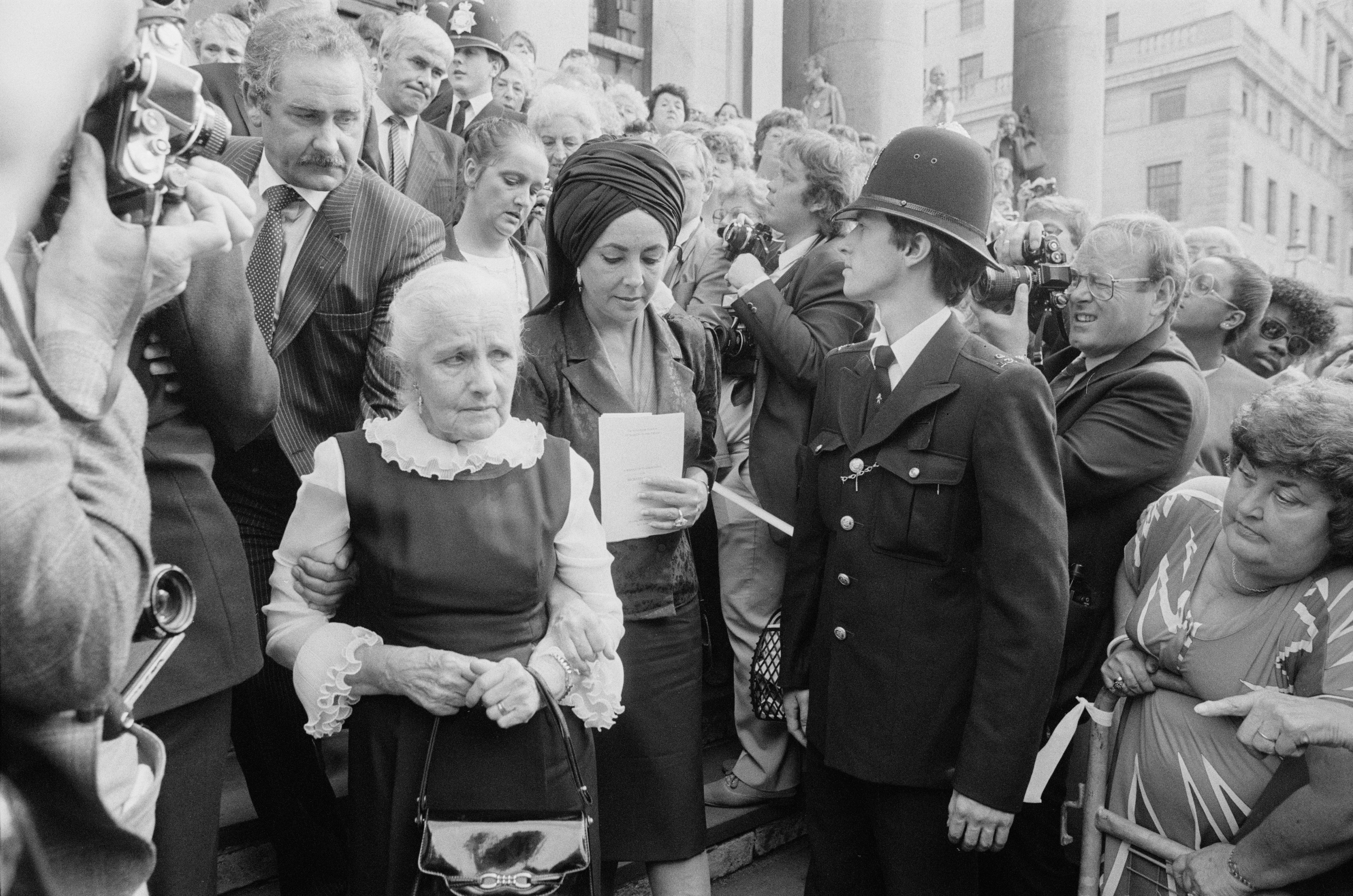 1984: Liz Taylor partecipa ai funerali di Richard Burton