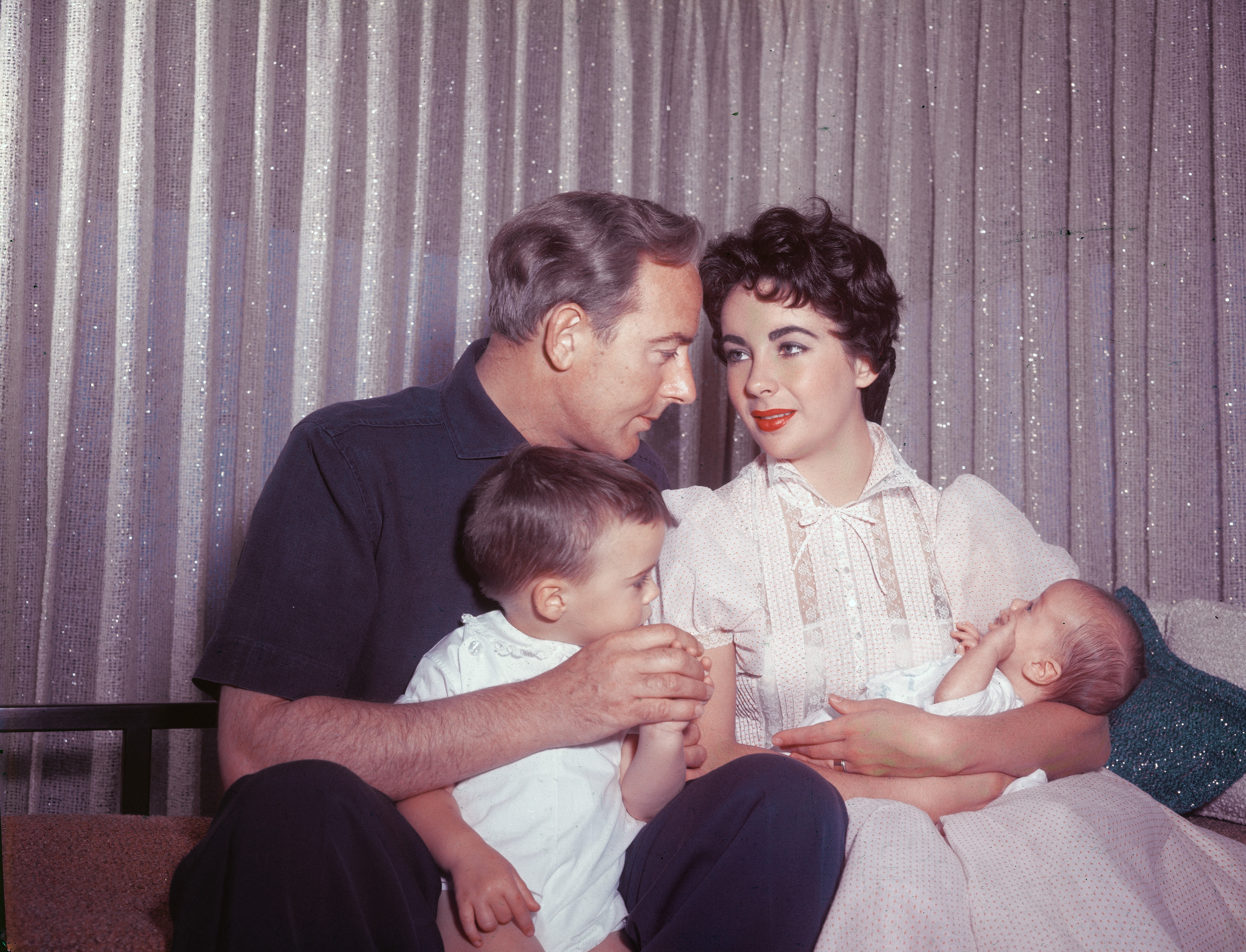 Liz, il marito Michael Wilding e i figli della coppia, Michael jr e Christopher appena nato. 1955