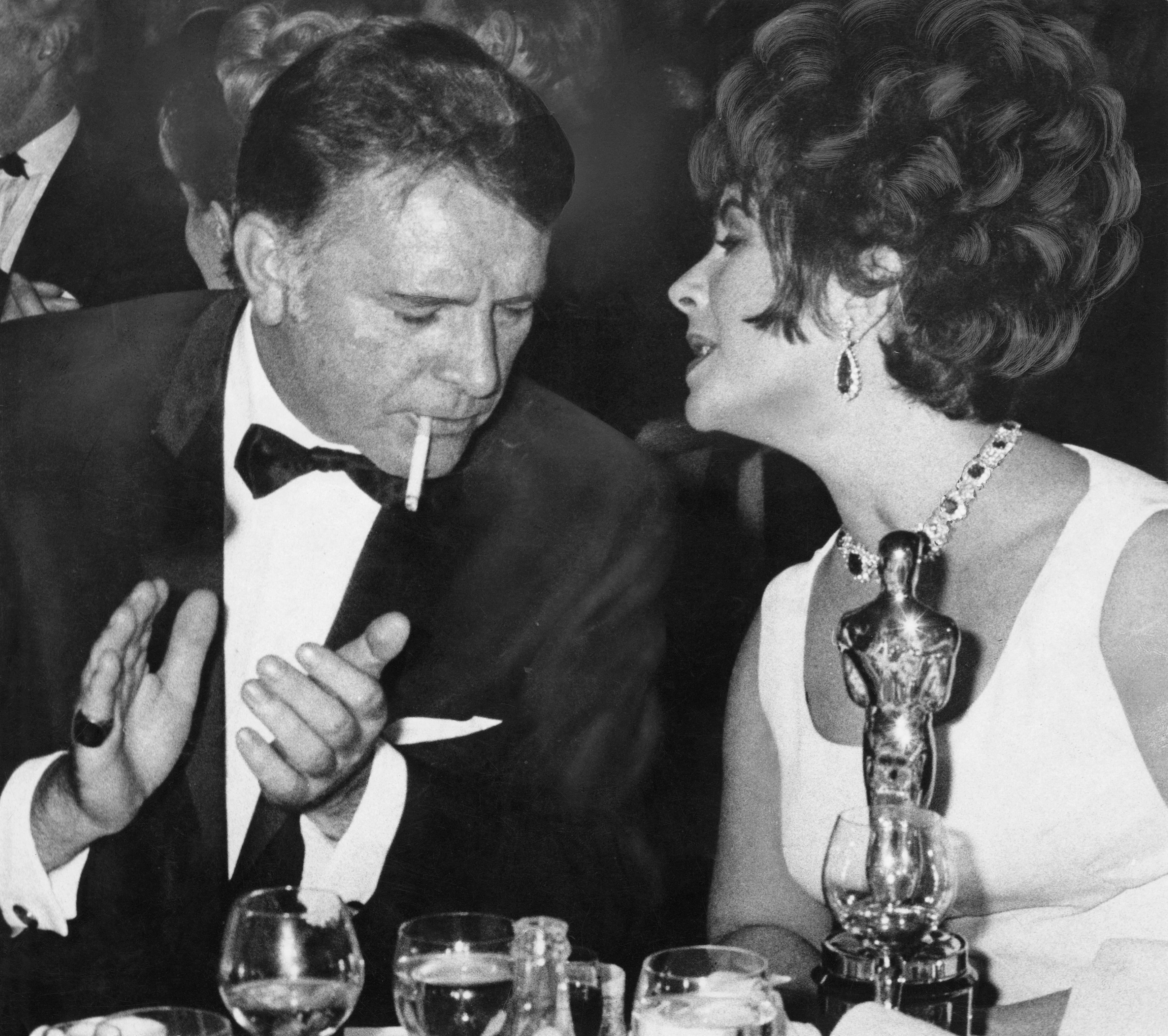 Liz Taylor con l'Oscar vinto nel 1967 insieme al marito Richard Burton