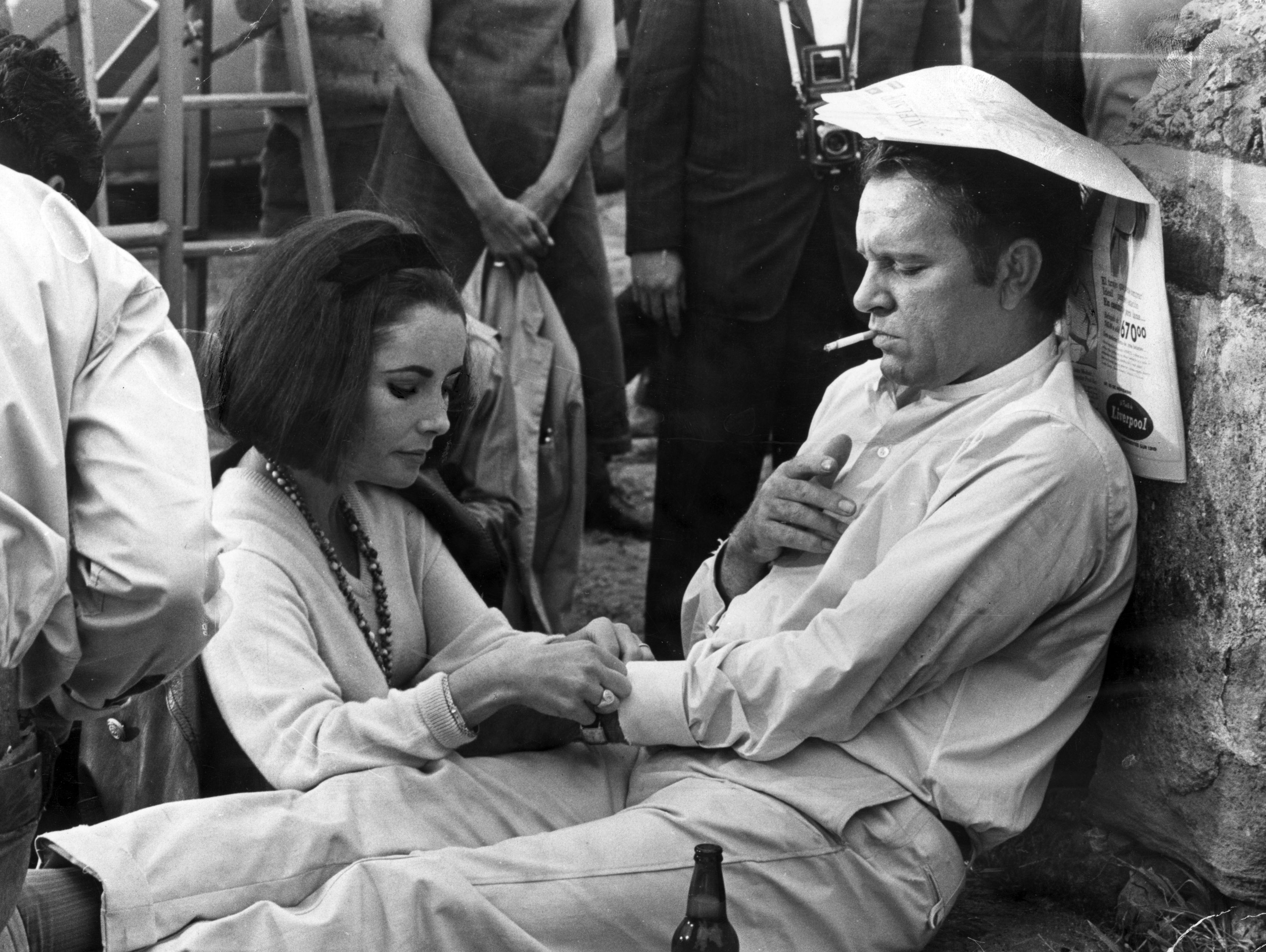 Liz Taylor e Richard Burton nel 1963 sul set messicano del film "La notte dell'iguana"