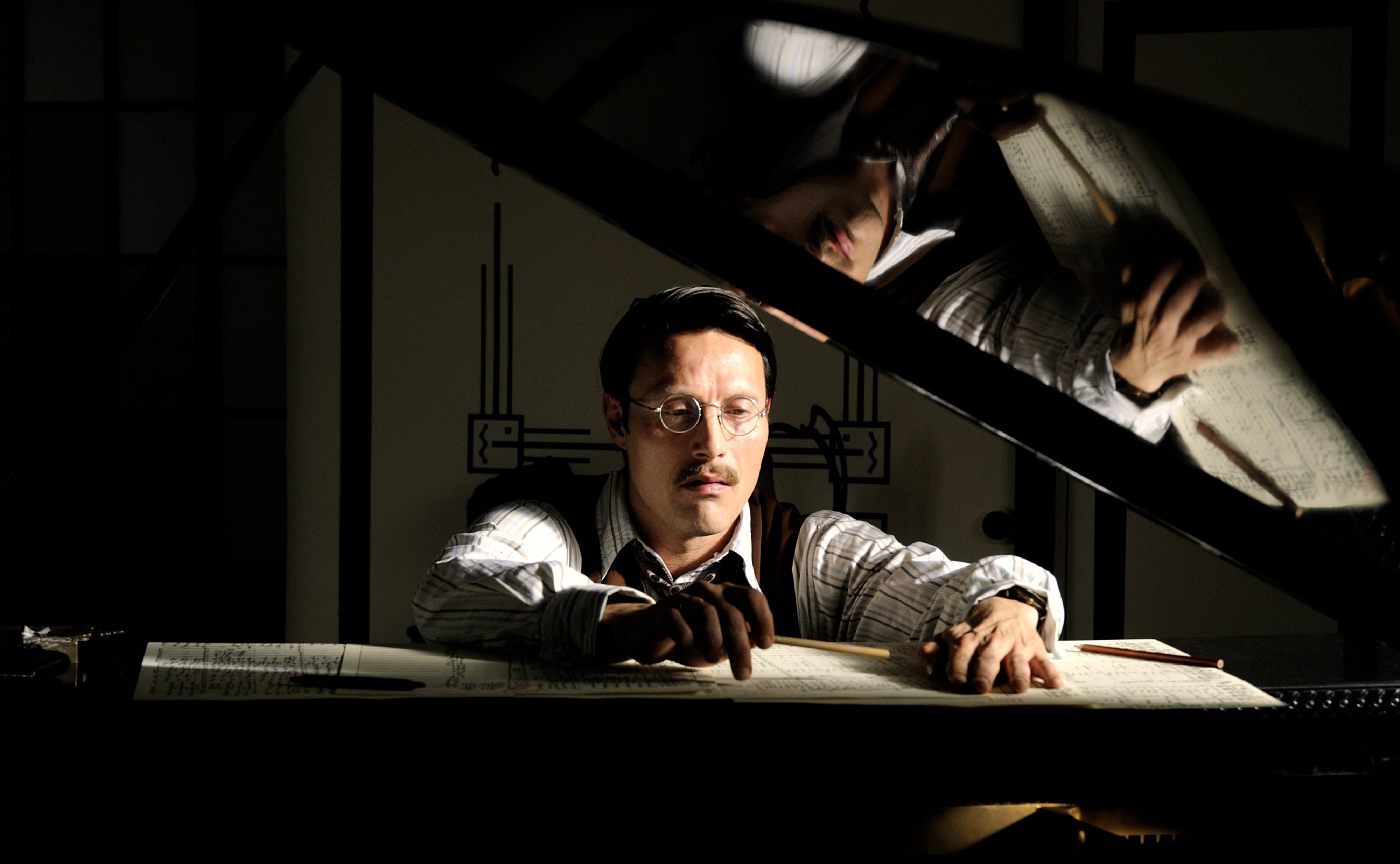 L'attore Mads Mikkelsen nei panni del compositore russo Igor Stravinsky