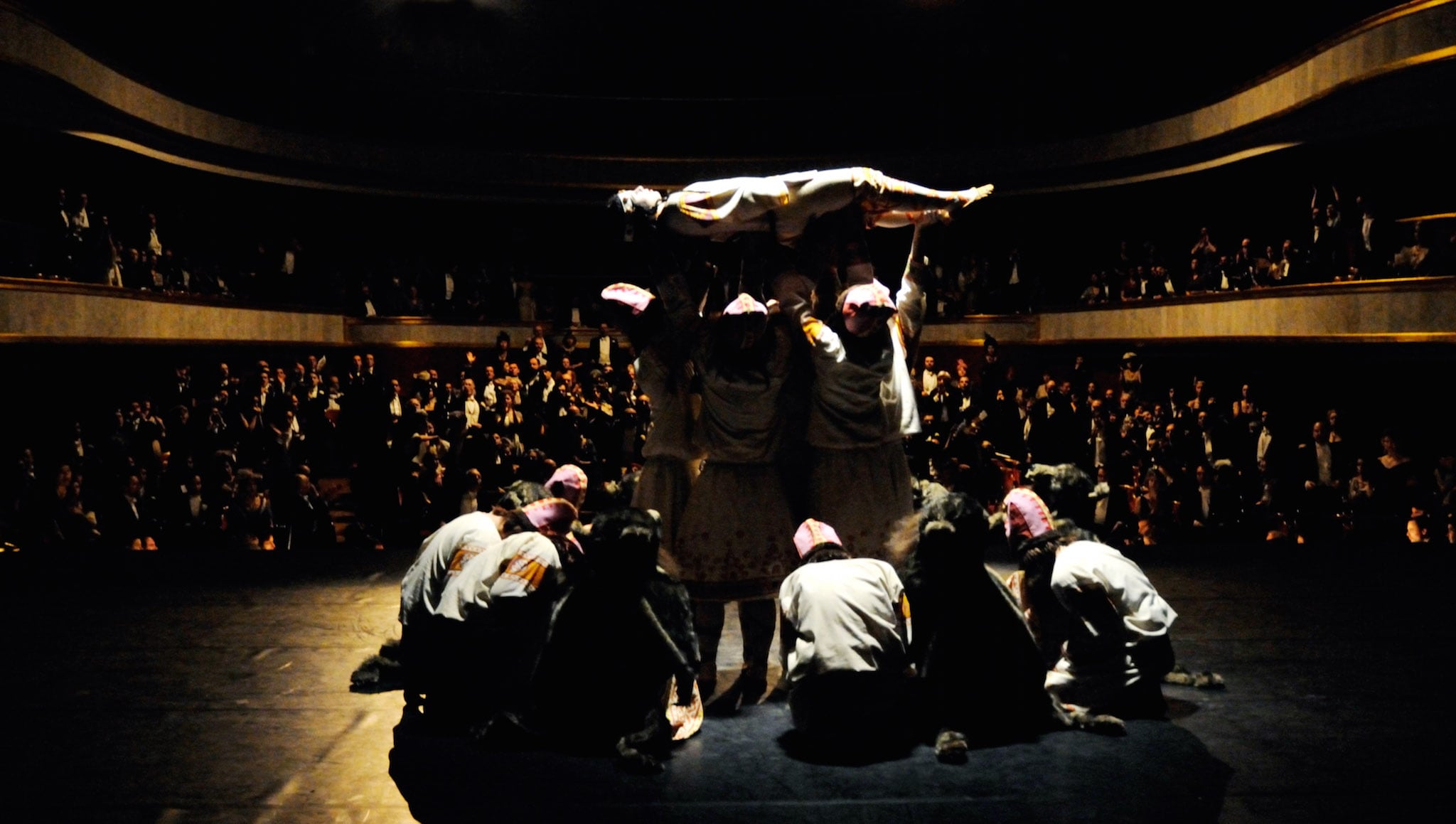 Una scena del film di Jan Kounen. Sul palcoscenico del Théâtre des Champs-Élysées di Parigi il 29 maggio 1913 va in scena la prima rappresentazione del balletto "La Sagra della Primavera", musiche di Igor Stravinsky