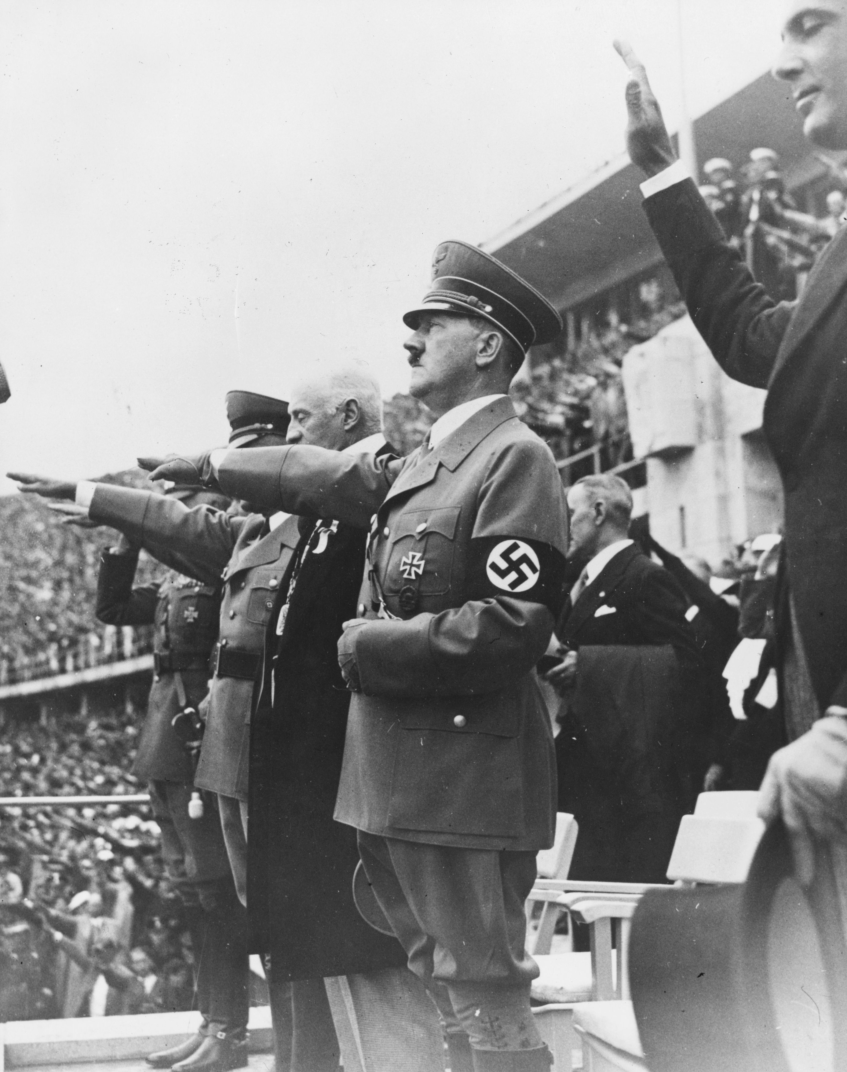 Adolf Hitler mentre allo stadio ricambia il saluto nazista degli atleti