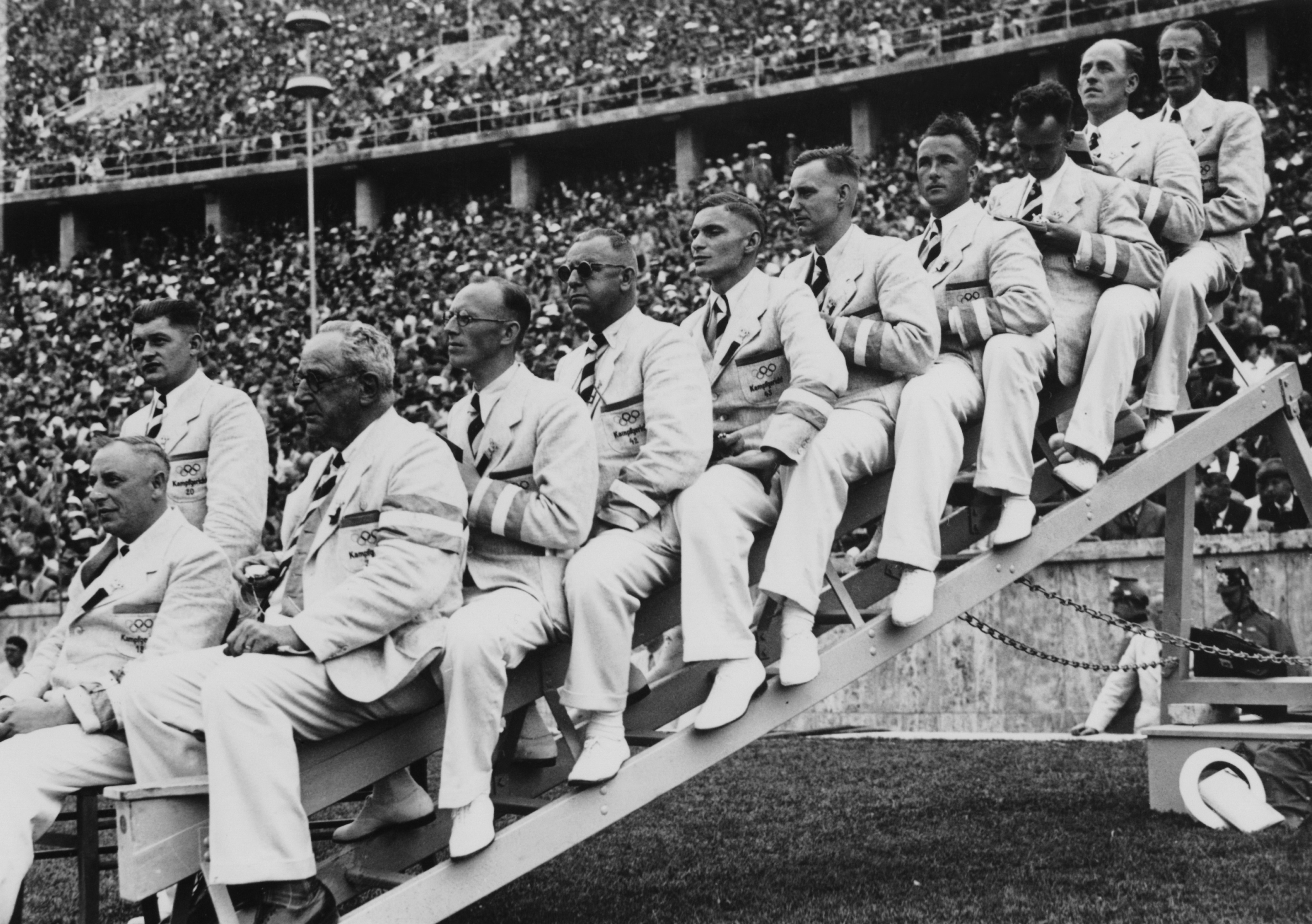I guidici per la gara eliminatoria dei 100 metri il 1 agosto 1936. Owens vincerà la finale dei 100 metri il giorno dopo, il 2 agosto