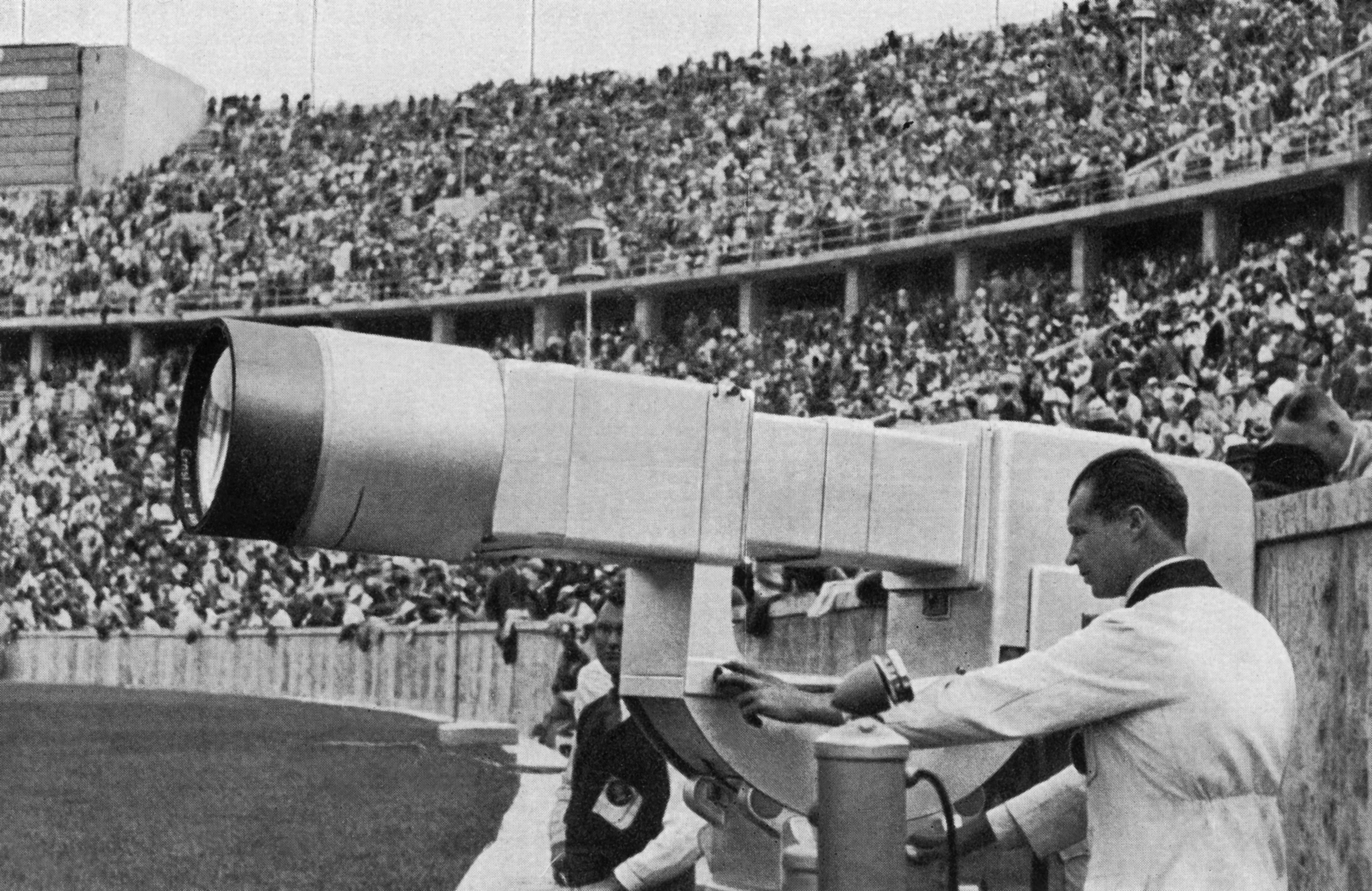 Un tecnico tedesco controlla un'enorme telecamera elettronica collocata allo stadio e costruita da Telefunken, che trasmette in diretta per la prima volta, 8 ore al giorno, lo spettacolo dei Giochi Olimpici di Berlino