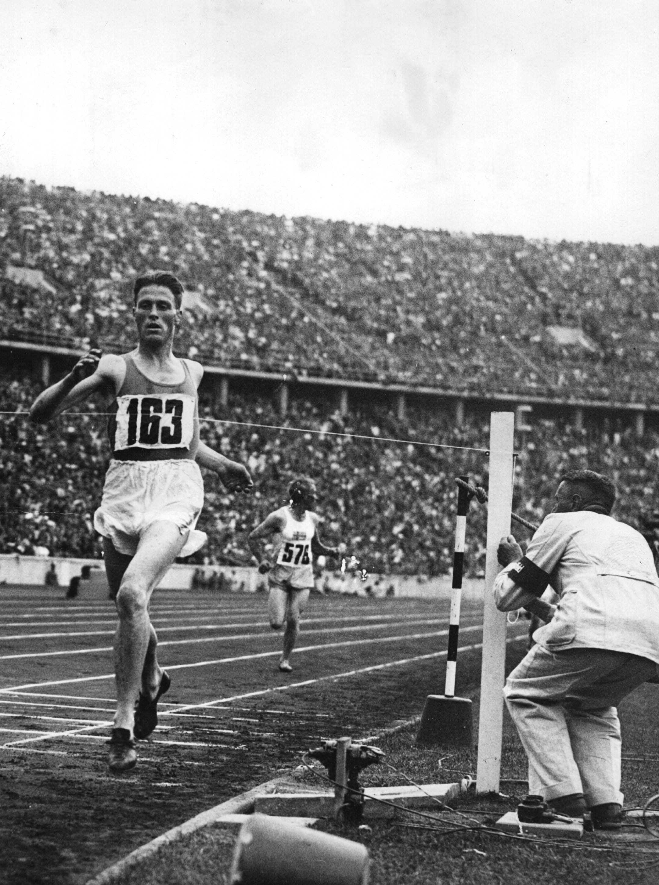 Un giudice con grande precisione cronometra l'atleta norvegese all'arrivo della finale dei 5000 metri