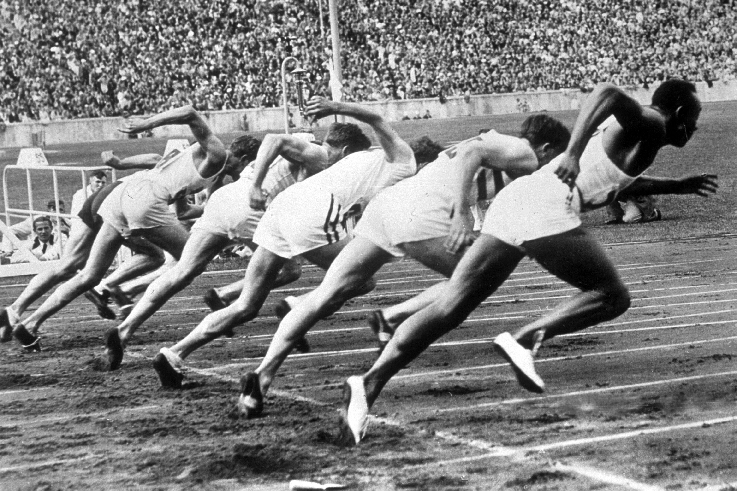 Atleti ai blocchi di partenza di una delle gare di velocità. Il primo da destra è Jesse Owens