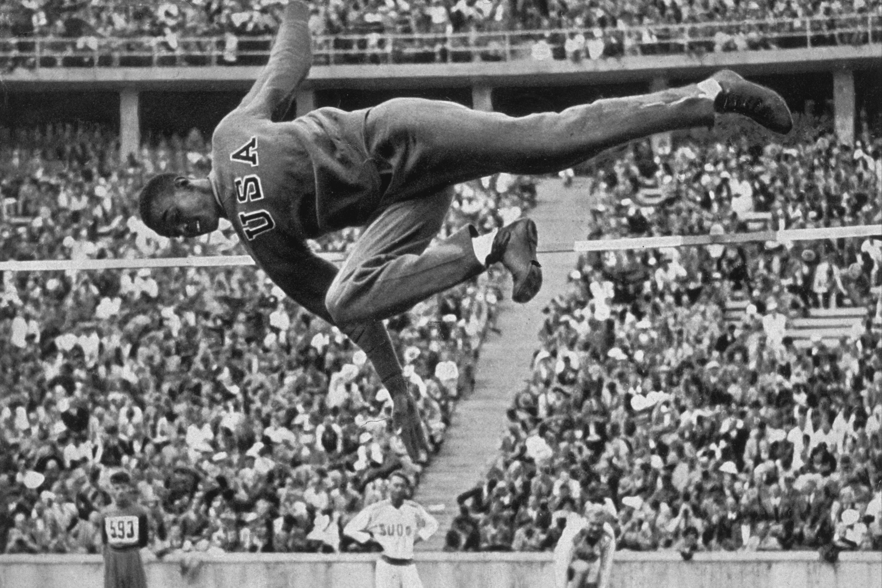 L'atleta americano Cornelius Johnson durante la gara di salto in alto. Per la squadra olimpica americana sono presenti 16 atleti afroamericani, che il ministro tedesco Goebbels definisce pubblicamente: "Ausiliari negri Usa"